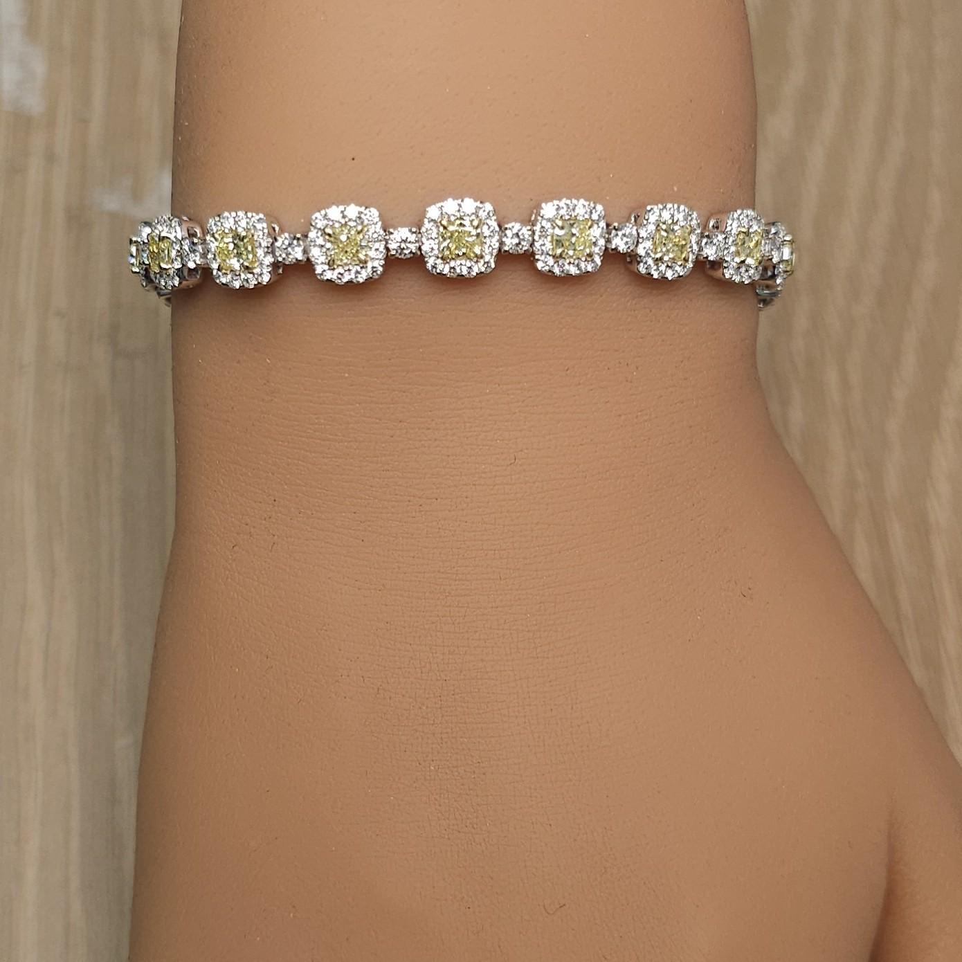 Bracciale tennis in oro giallo Nature con diamante a cuscino da 7.74 carati TW In condizioni Nuovo in vendita a New York, NY