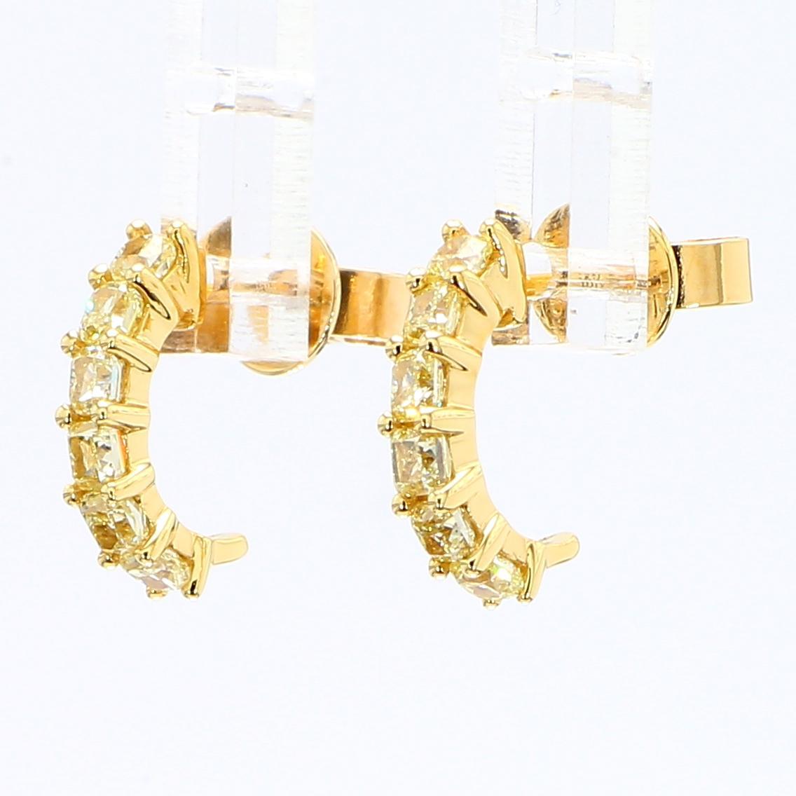 Les boucles d'oreilles classiques en diamant de Raregemworld. Monté dans une belle monture en or jaune 18 carats avec des diamants jaunes naturels de taille coussin. Ces boucles d'oreilles sont garanties pour impressionner et améliorer votre