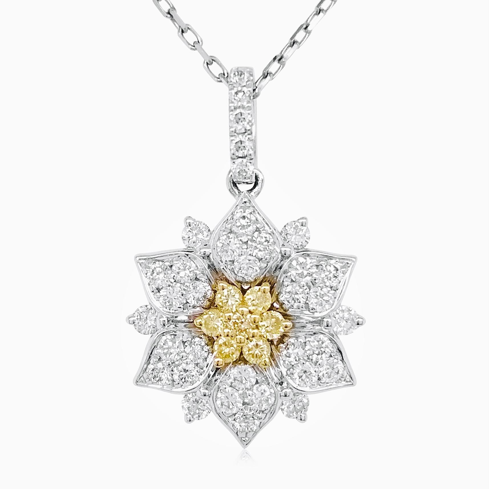 Colgante con diseño floral de diamante amarillo natural y diamante blanco en venta