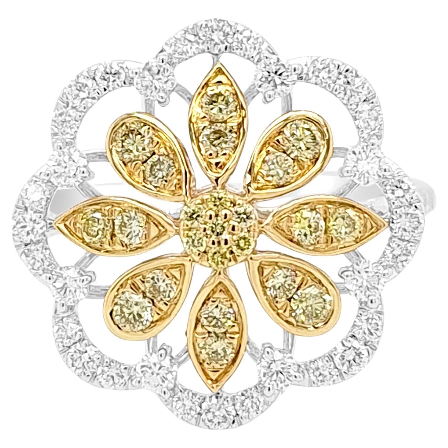 Floraler Ring mit natürlichem gelbem und weißem Diamanten aus 18 Karat Gold im Angebot