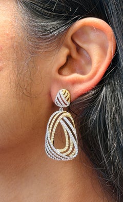 Orecchini a cerchio con diamante giallo naturale e diamante bianco in oro 18 carati