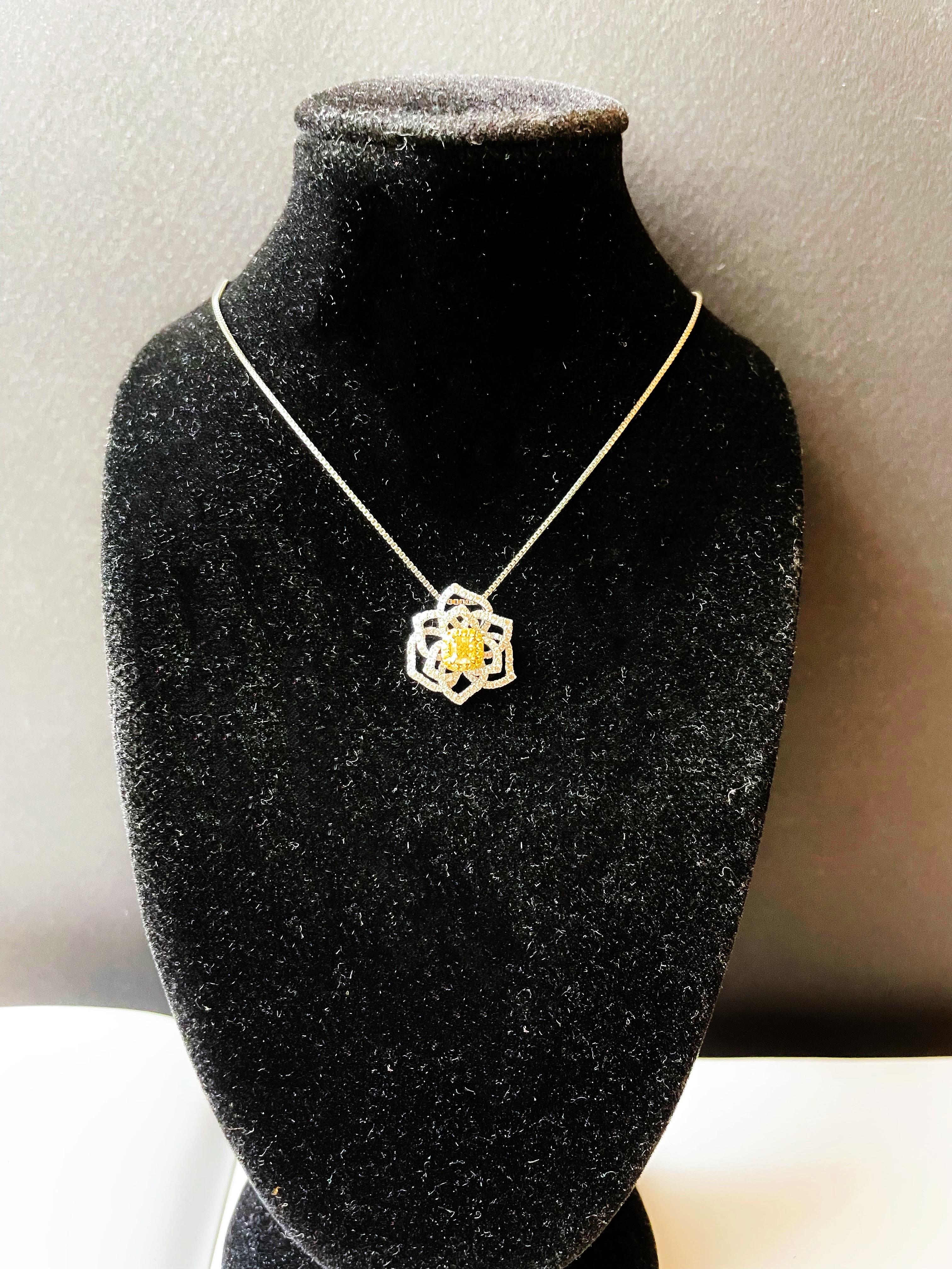 Pendentif fleur de camélia en or blanc 18 carats avec diamant jaune naturel en vente 4