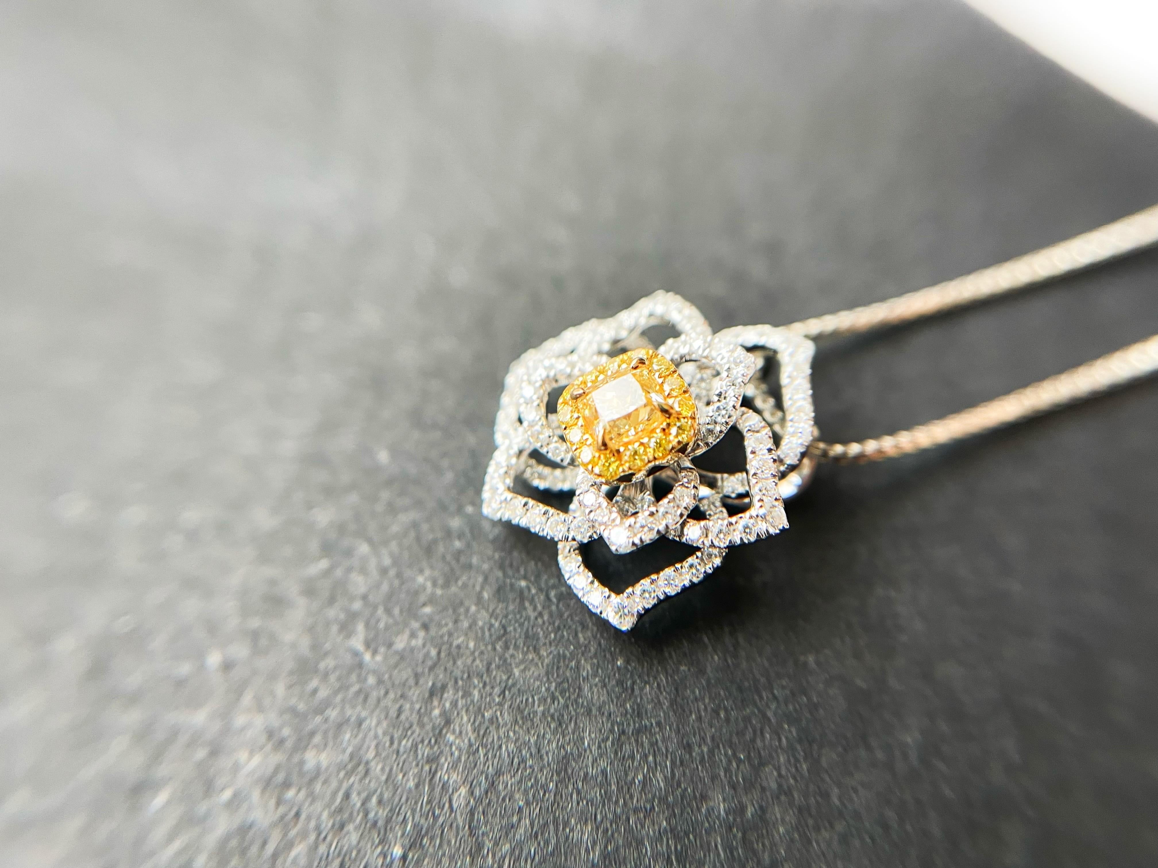 Art nouveau Pendentif fleur de camélia en or blanc 18 carats avec diamant jaune naturel en vente
