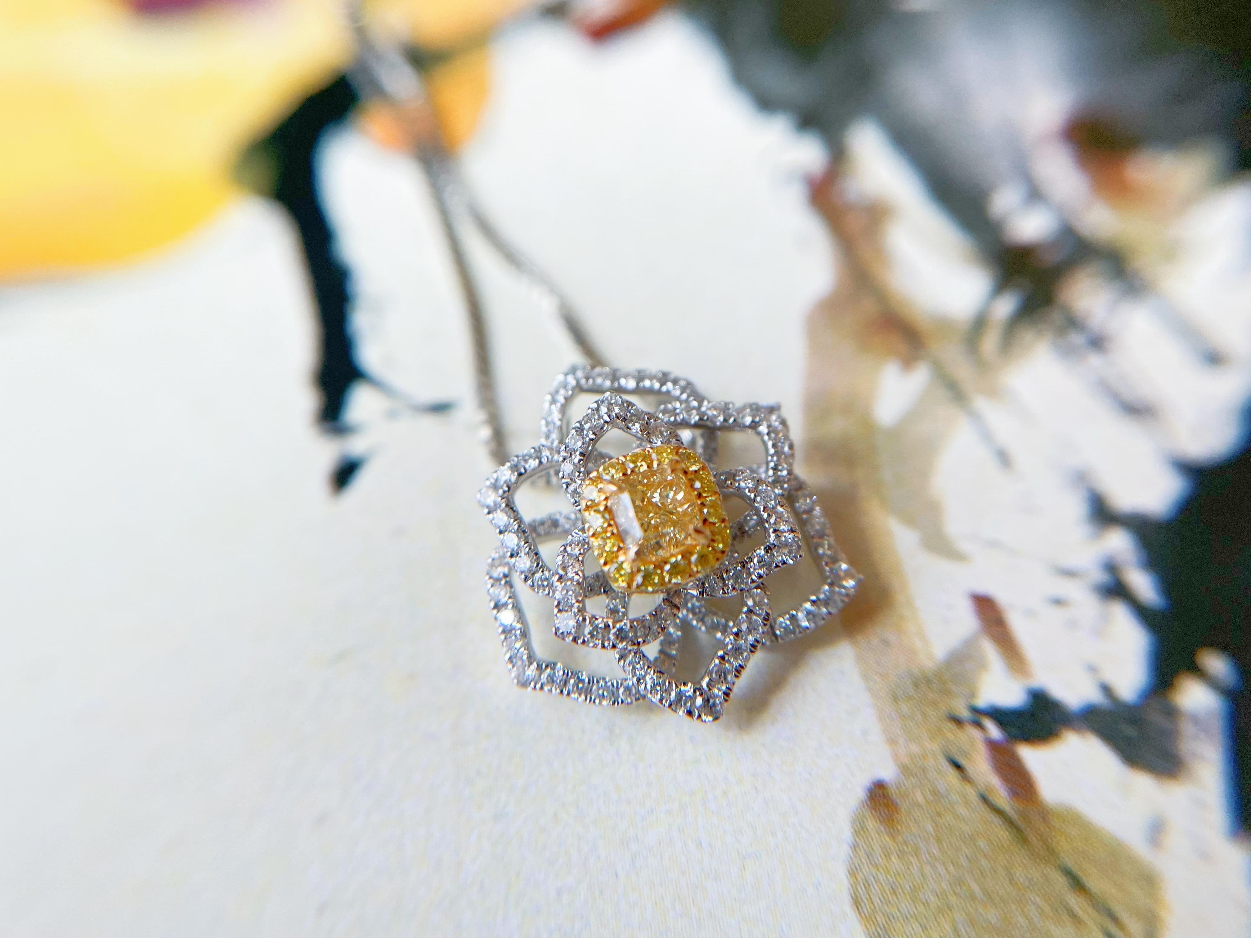 Pendentif fleur de camélia en or blanc 18 carats avec diamant jaune naturel Unisexe en vente