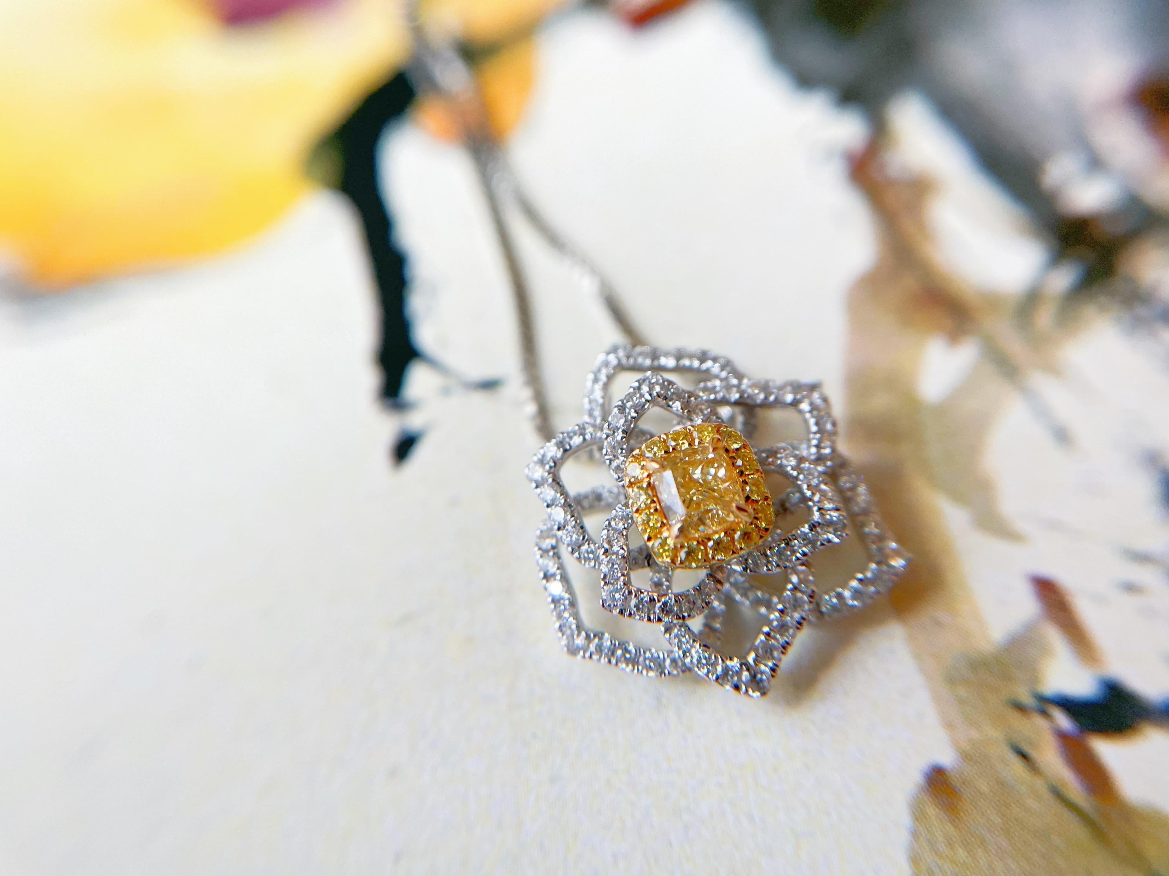 Pendentif fleur de camélia en or blanc 18 carats avec diamant jaune naturel en vente 1