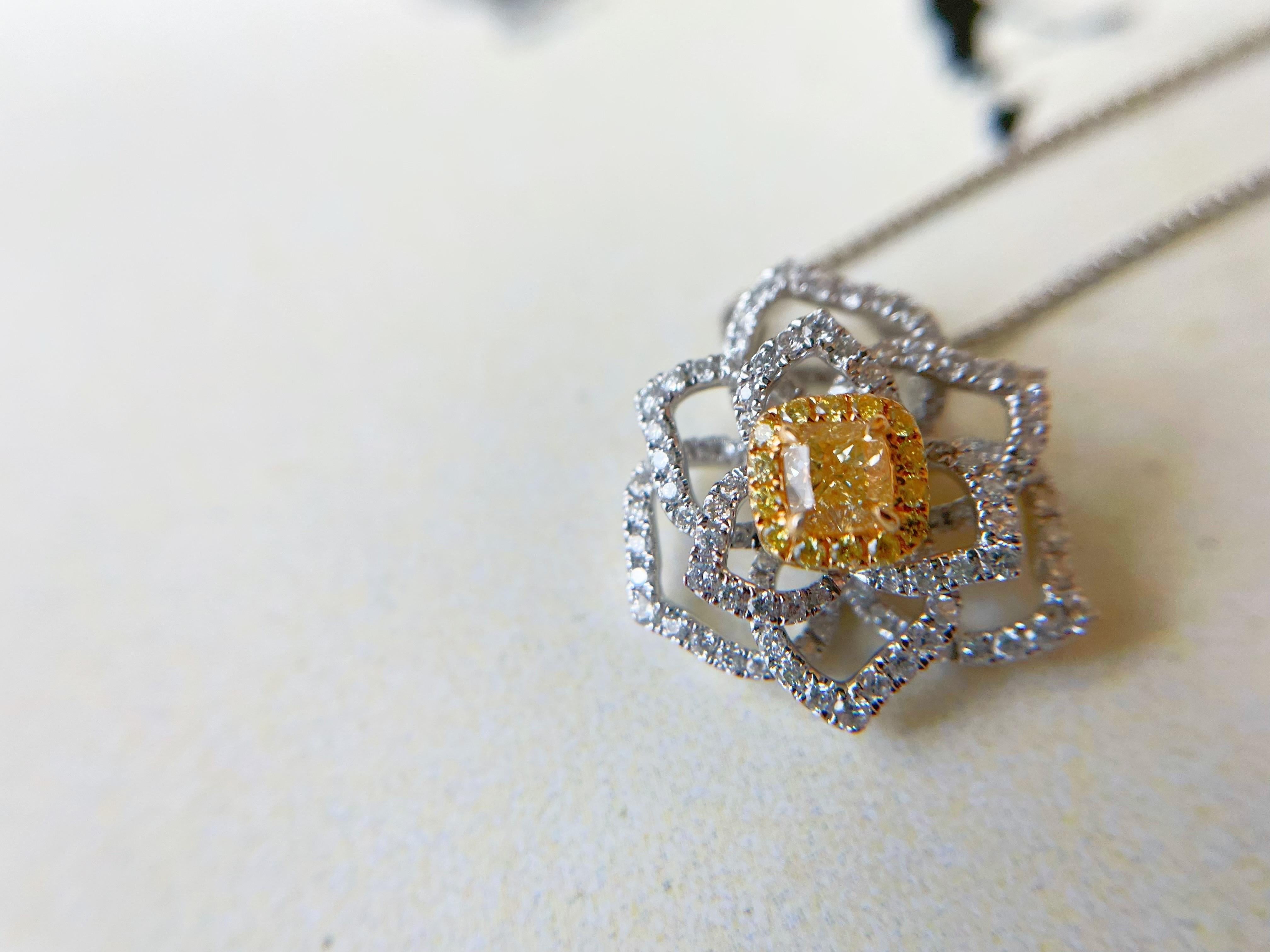 Pendentif fleur de camélia en or blanc 18 carats avec diamant jaune naturel en vente 2