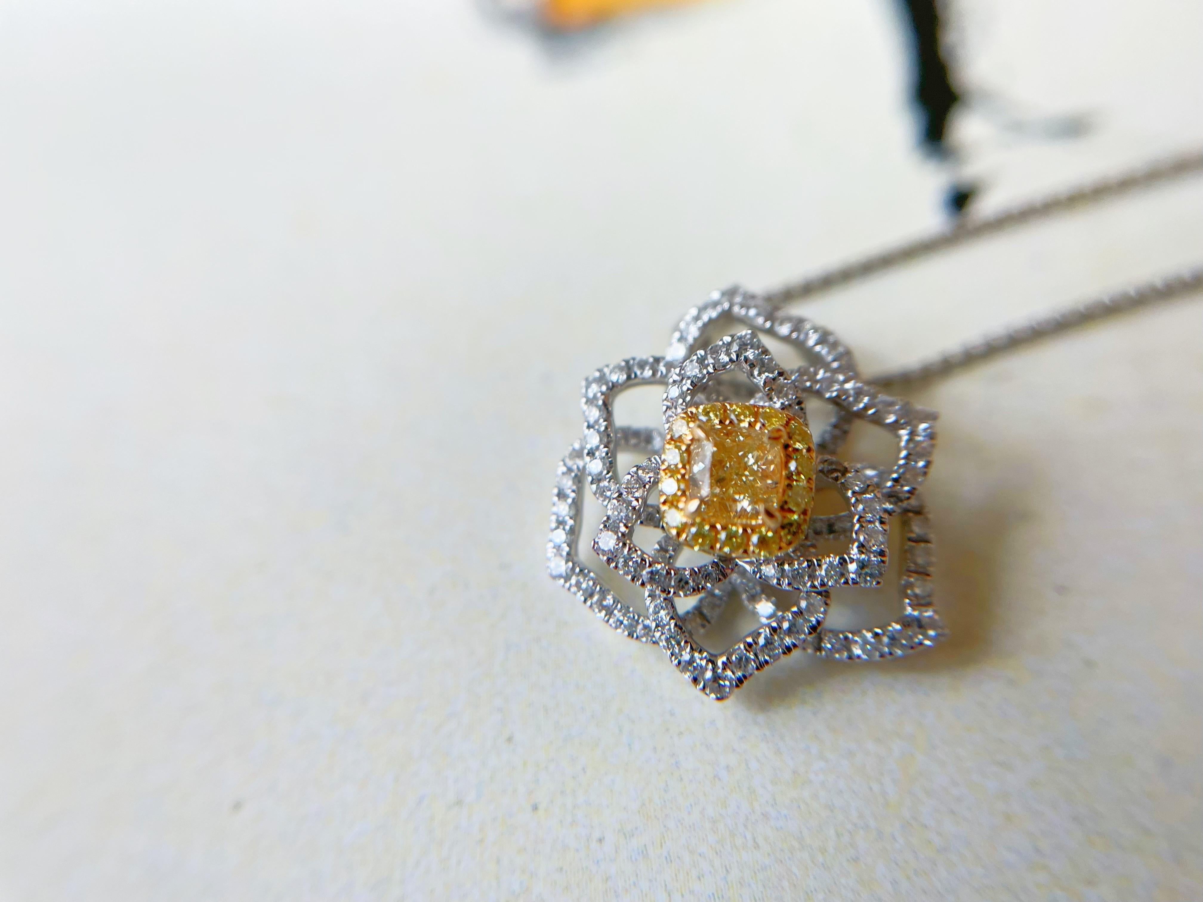 Pendentif fleur de camélia en or blanc 18 carats avec diamant jaune naturel en vente 3