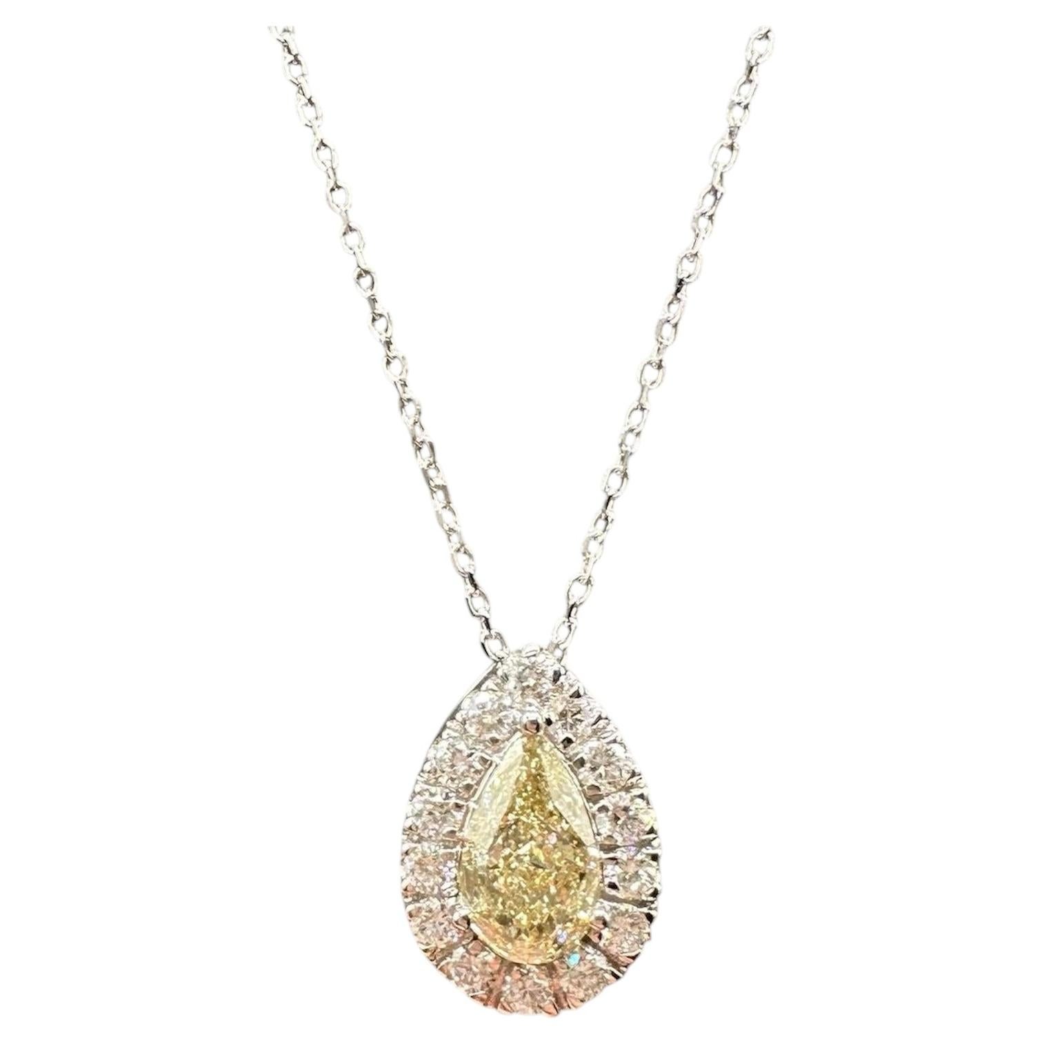 Collana con ciondolo a halo con diamante giallo naturale, oro bianco 14kt, 1,17 ct totali, VS