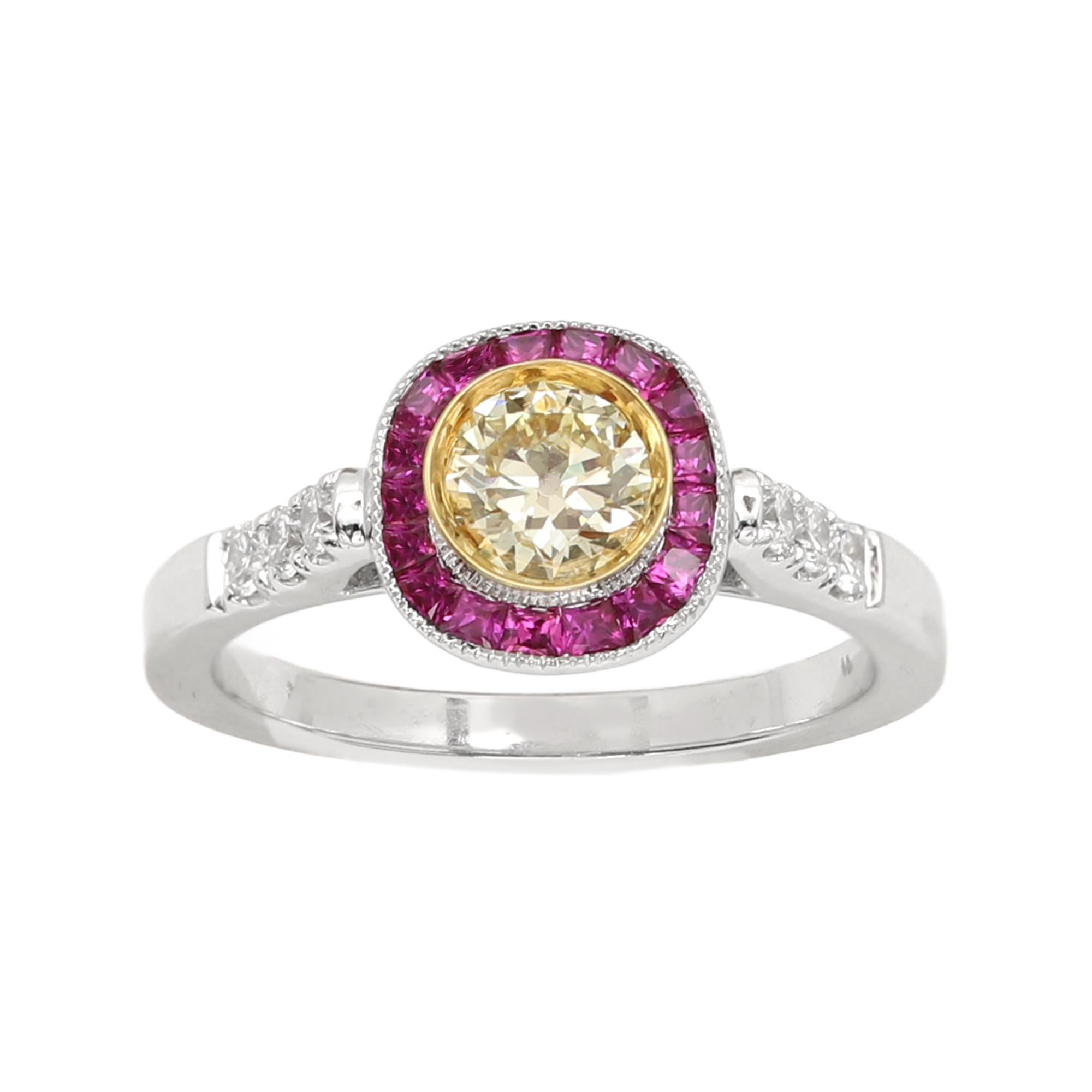 Bague de style Art Déco
Elegant et affirmé 
Le centre est un diamant jaune naturel entouré d'un rubis naturel.
les côtés ont des diamants blancs naturels
Toutes les pierres sont naturelles
Or blanc 18k poids approx. 5.0 grammes
Taille du diamant