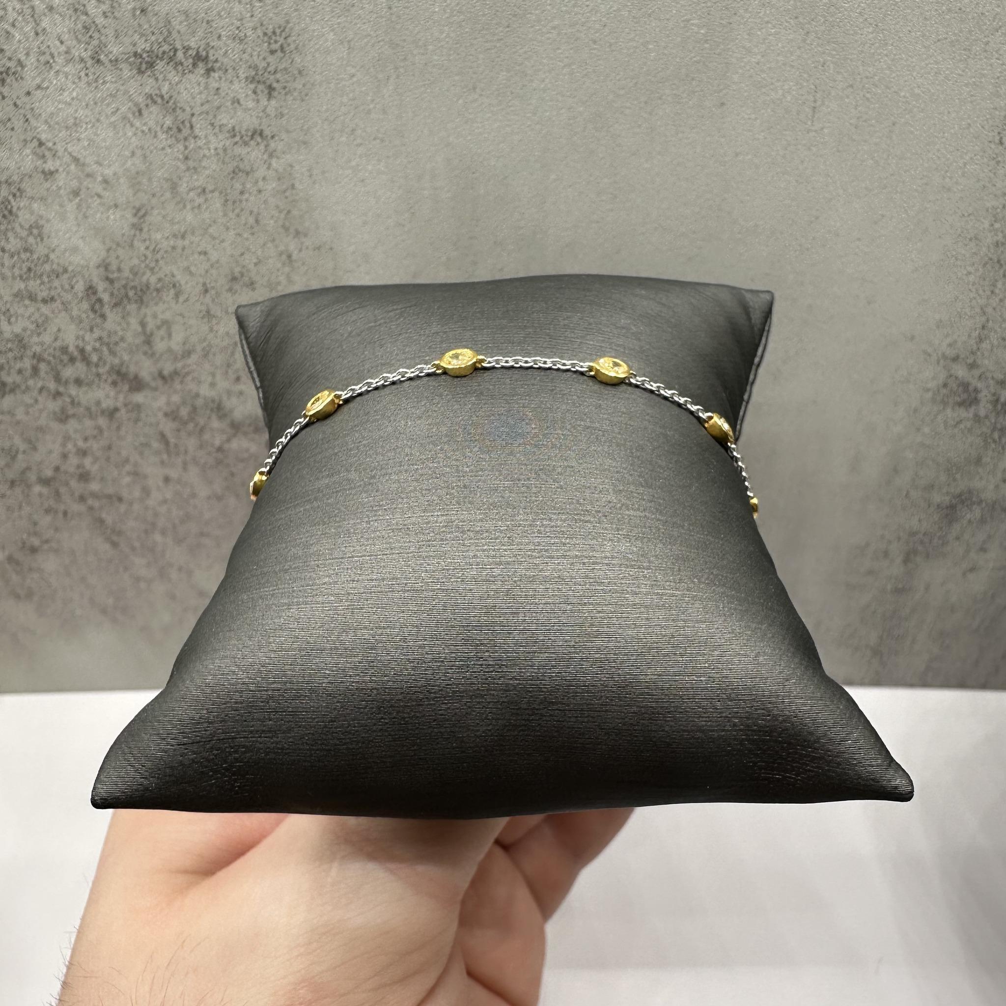 Questo splendido braccialetto Station con diamanti gialli naturali in oro bicolore 14 carati presenta 1,04 carati di diamanti gialli naturali VS a taglio ovale, che aggiungono un audace tocco di colore al tuo polso. La lunghezza di 7 pollici è