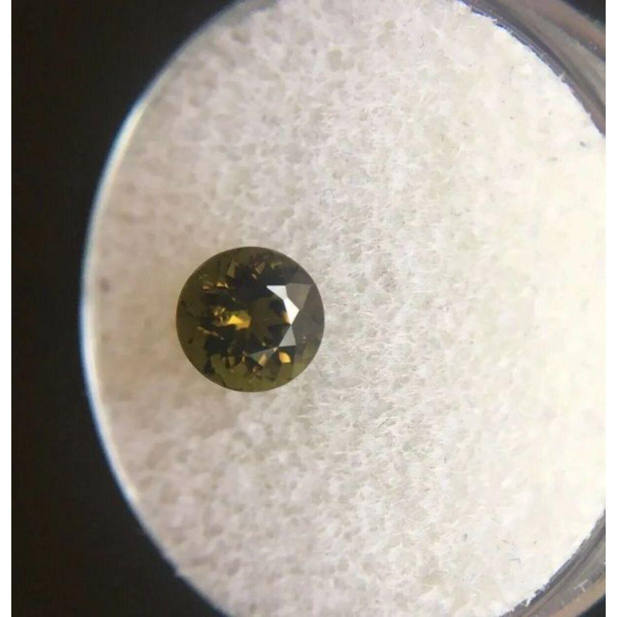 Tourmaline naturelle jaune verte chromée de 0,86 carat, taille ronde rare Unisexe en vente