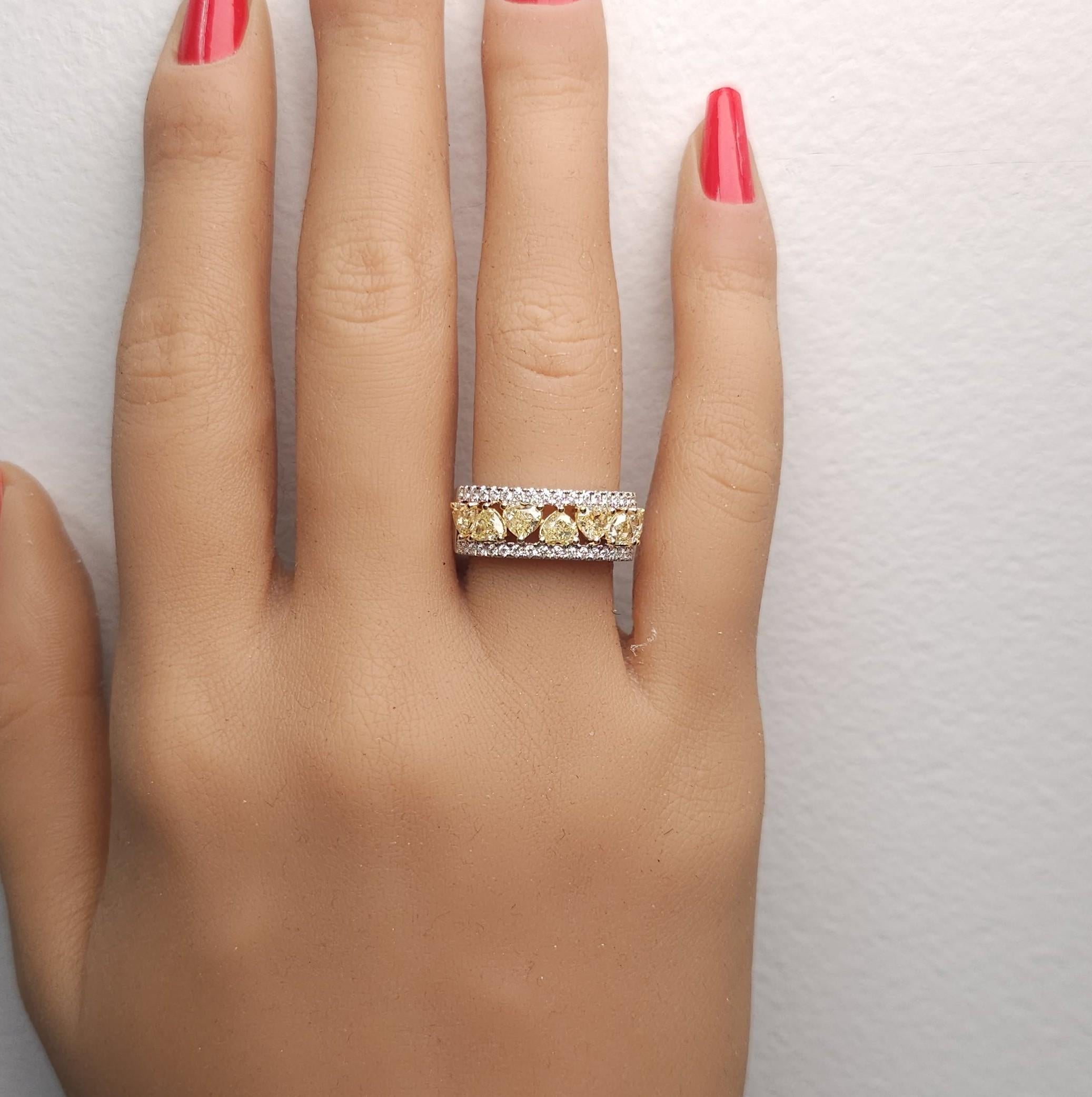 Natural Yellow Heart Diamond 2.09 Carat TW Gold Cocktail Ring im Zustand „Neu“ im Angebot in New York, NY