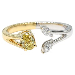 Anello da cocktail in oro giallo naturale, ovale e con diamanti bianchi da 0.44 carati TW