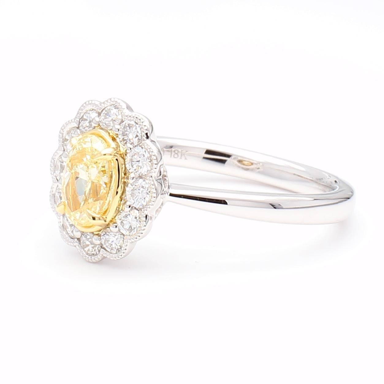 Der schöne Diamantring von RareGemWorld. Montiert in einer schönen Platin/18K Gelb- und Weißgoldfassung mit einem natürlichen gelben Diamanten im Ovalschliff. Der gelbe Diamant ist von runden weißen Naturdiamanten umgeben. Dieser Ring wird Sie