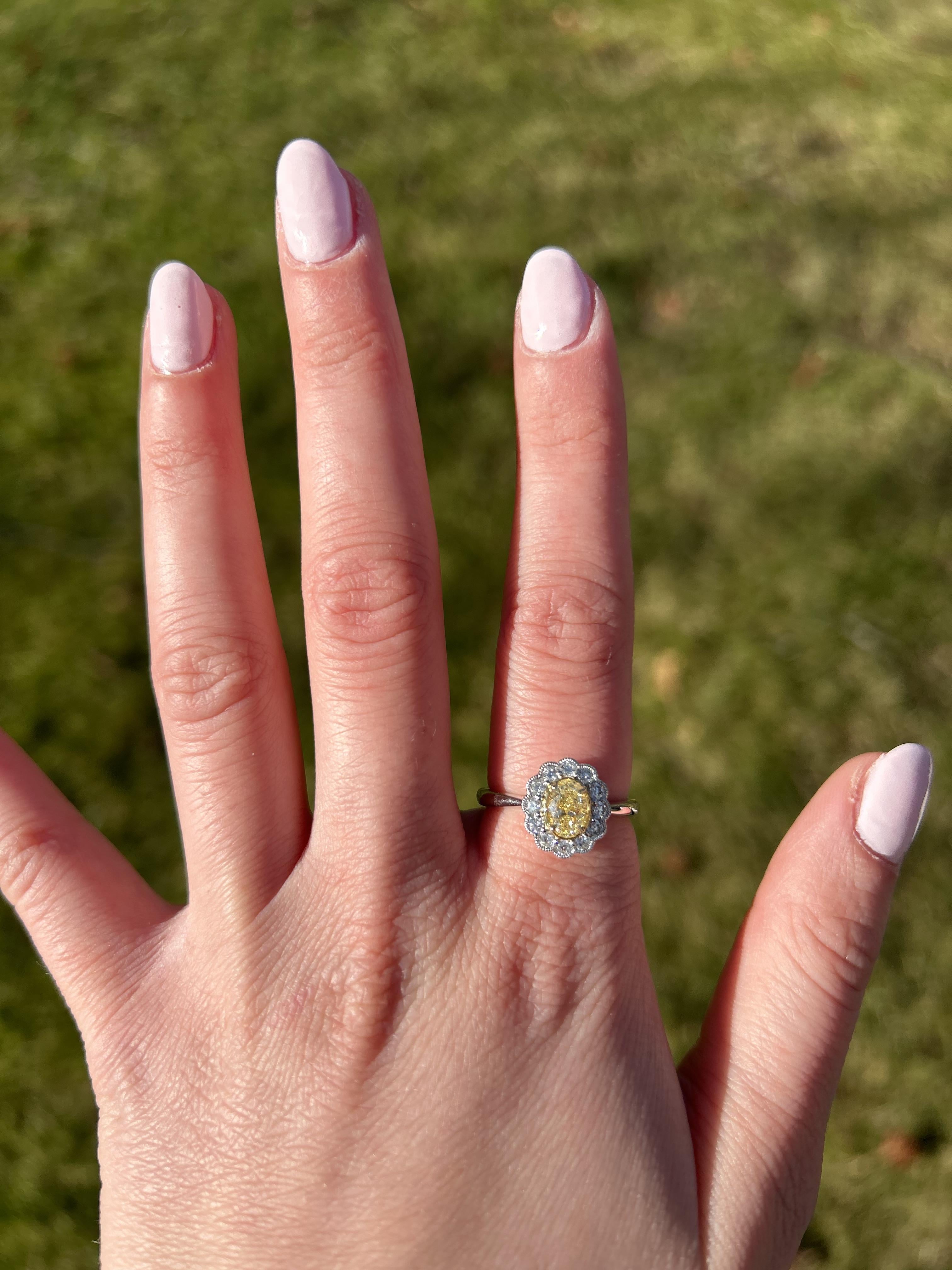 natürlicher gelber ovaler und weißer Diamant 1.06 Karat TW Platin Cocktail-Ring im Zustand „Neu“ im Angebot in New York, NY