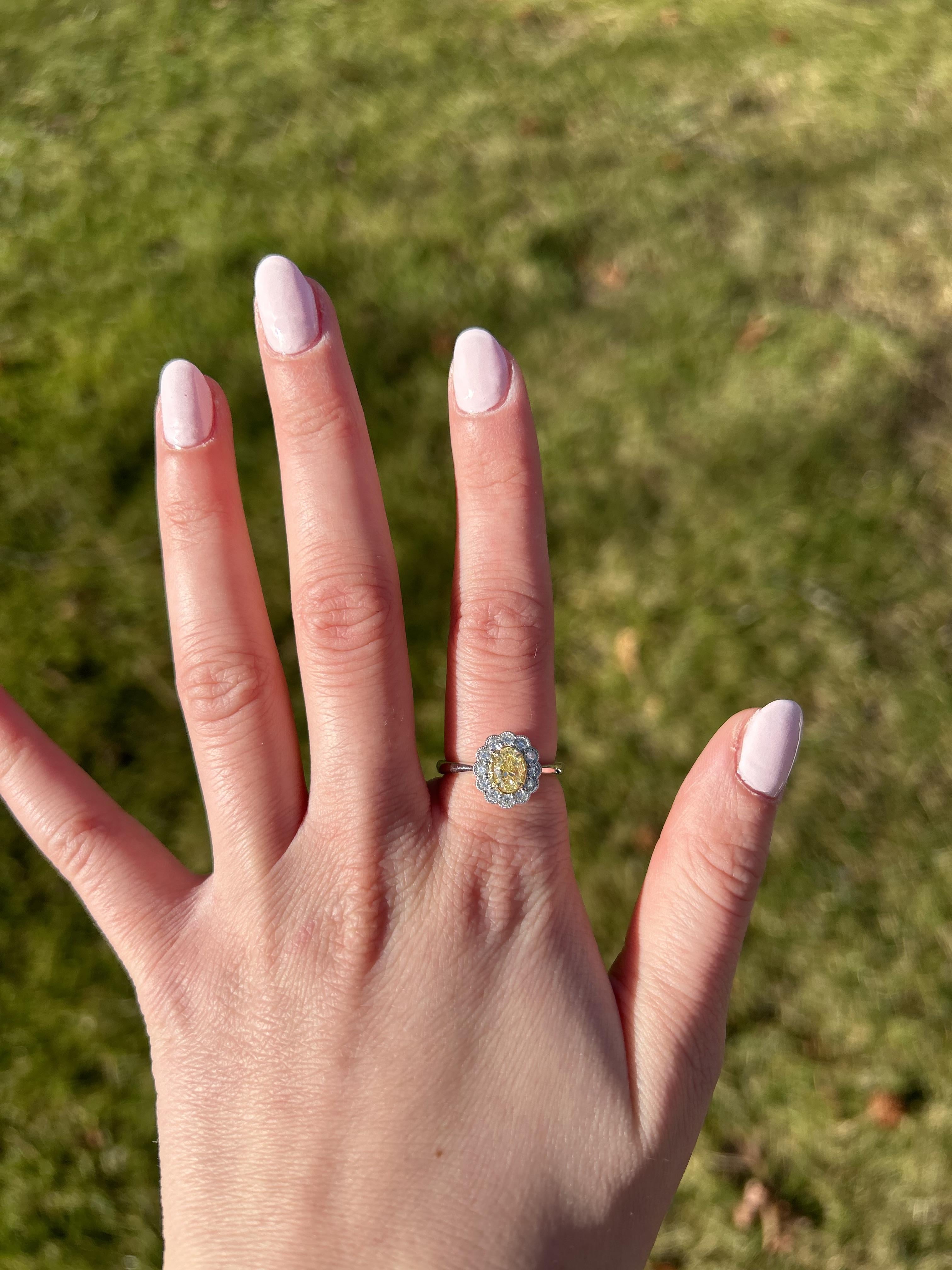 natürlicher gelber ovaler und weißer Diamant 1.06 Karat TW Platin Cocktail-Ring Damen im Angebot