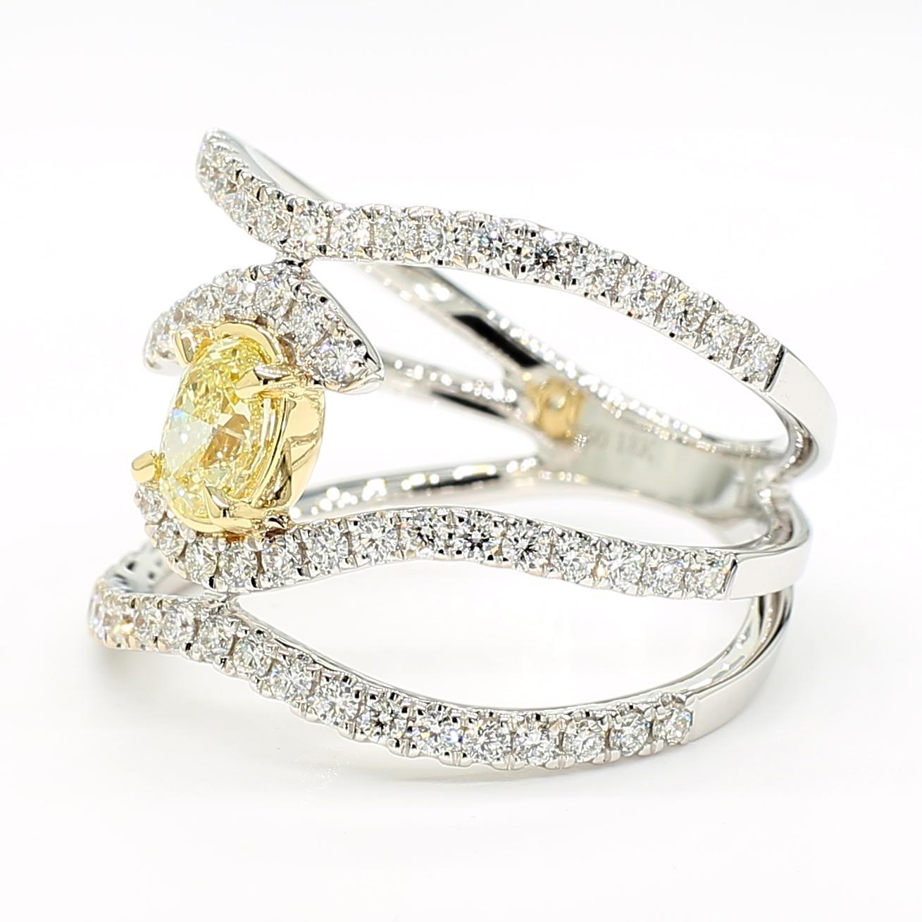 La magnifique bague en diamant de Raregemworld. Monté dans une belle monture en or jaune et blanc 18 carats avec un diamant jaune naturel de taille ovale. Le diamant jaune est entouré d'une mêlée de diamants blancs ronds naturels. Cette bague est