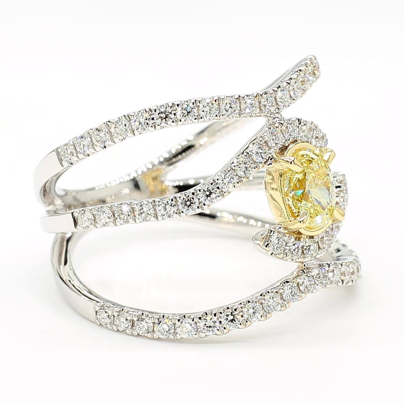 Taille ovale Bague cocktail en or jaune naturel et diamants blancs et ovales de 1.10 carats poids total en vente