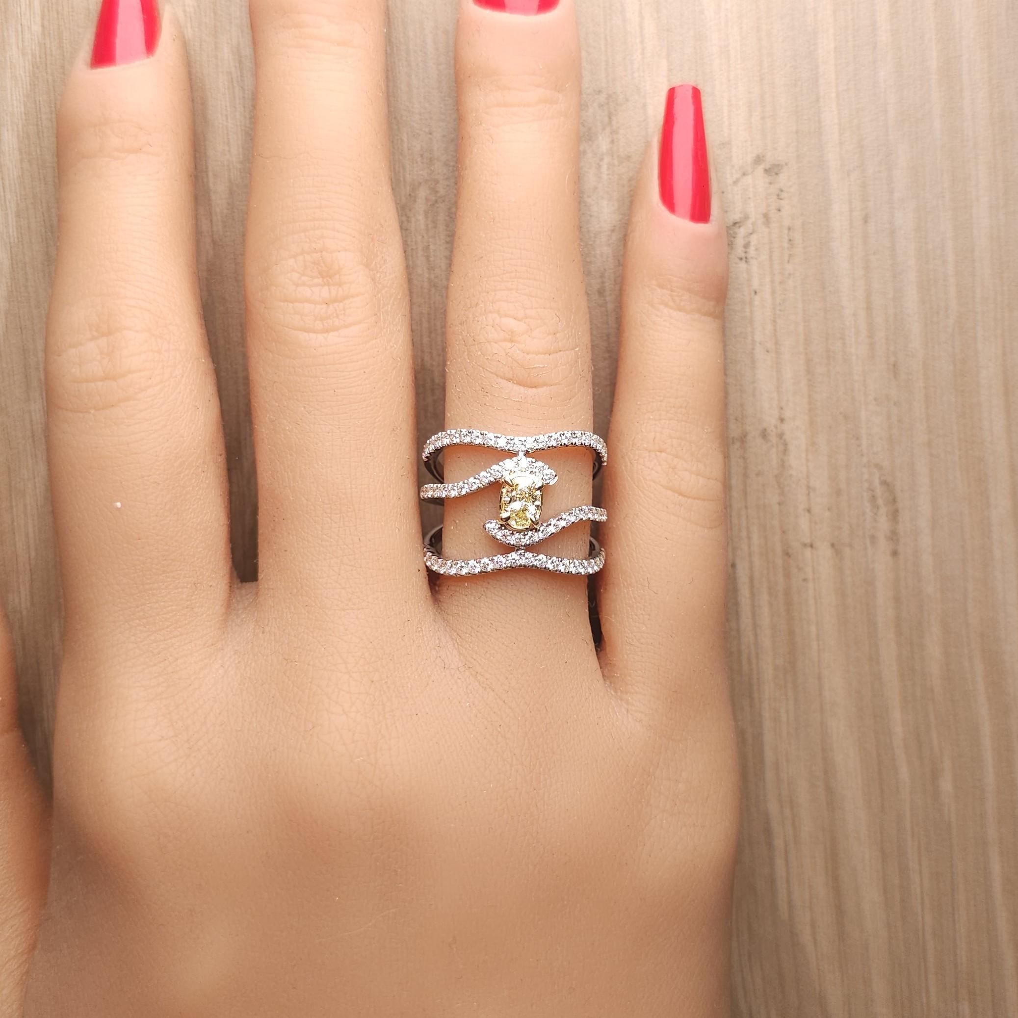 Bague cocktail en or jaune naturel et diamants blancs et ovales de 1.10 carats poids total Neuf - En vente à New York, NY