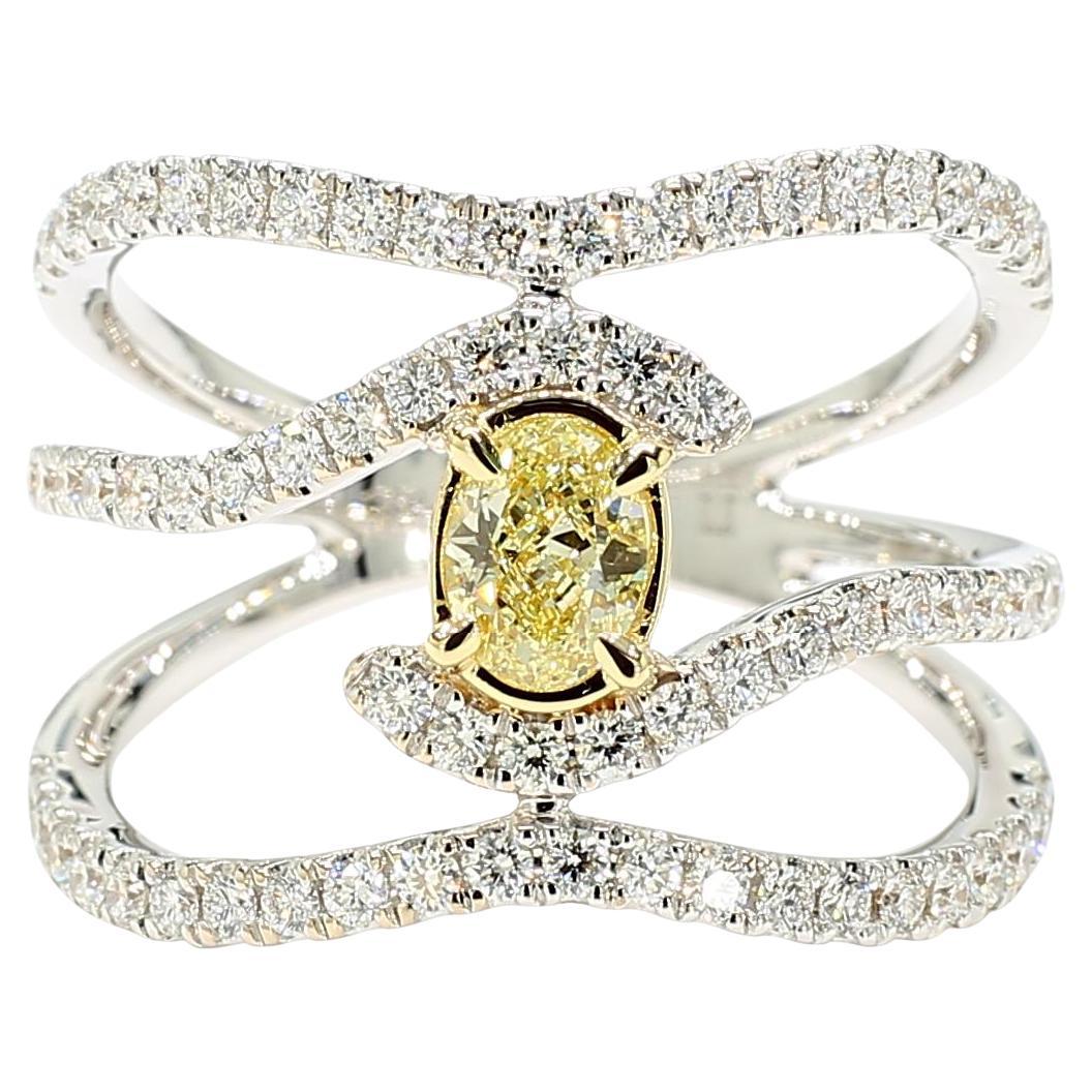 Anello da cocktail in oro giallo naturale, ovale e con diamanti bianchi da 1.10 carati TW in vendita