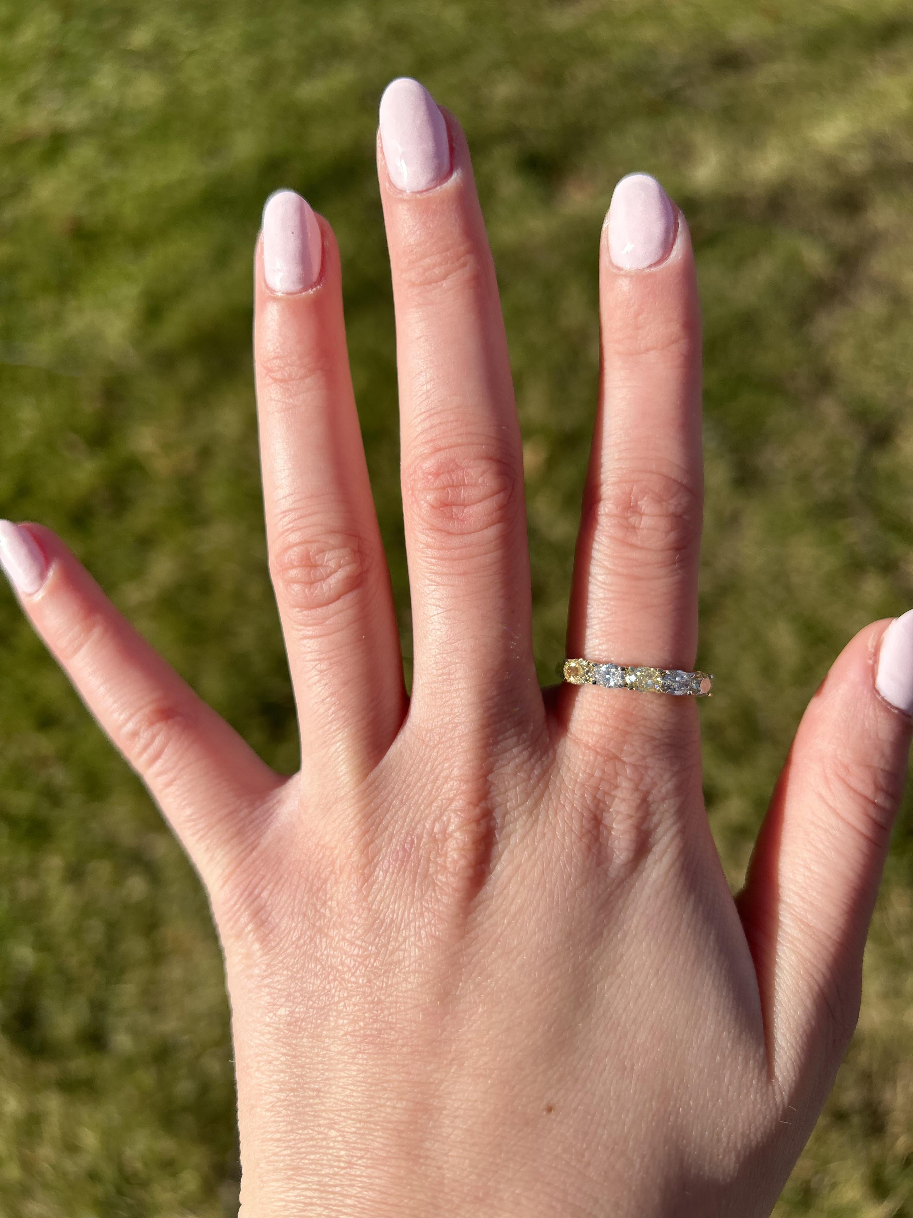 natürlicher gelber ovaler und weißer Diamant 1.11 Karat TW Gold Ehering im Zustand „Neu“ im Angebot in New York, NY