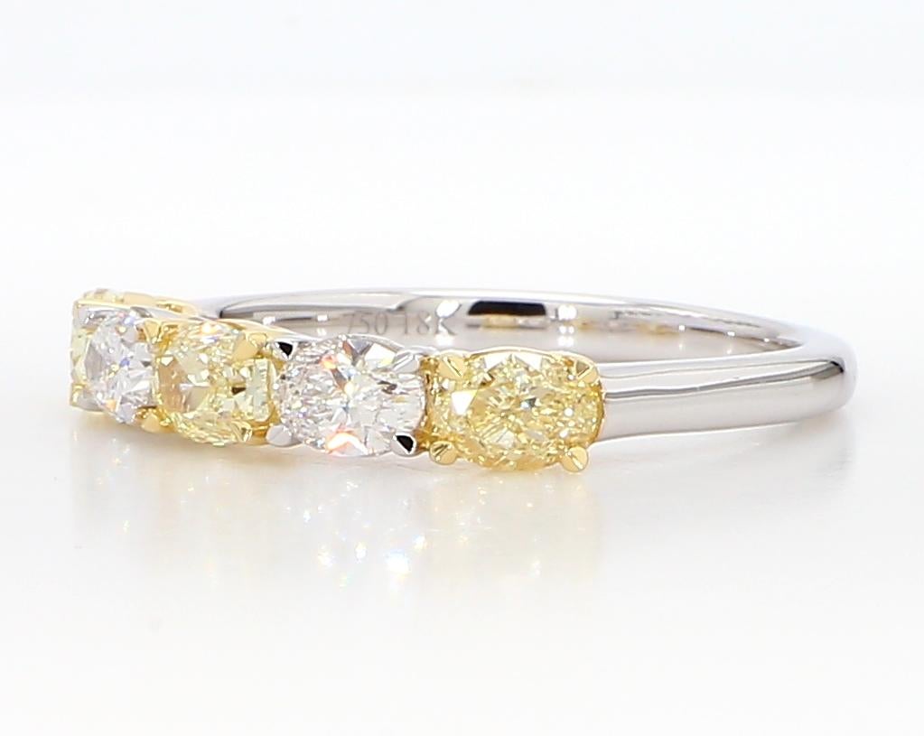natürlicher gelber ovaler und weißer Diamant 1.11 Karat TW Gold Ehering im Angebot 2