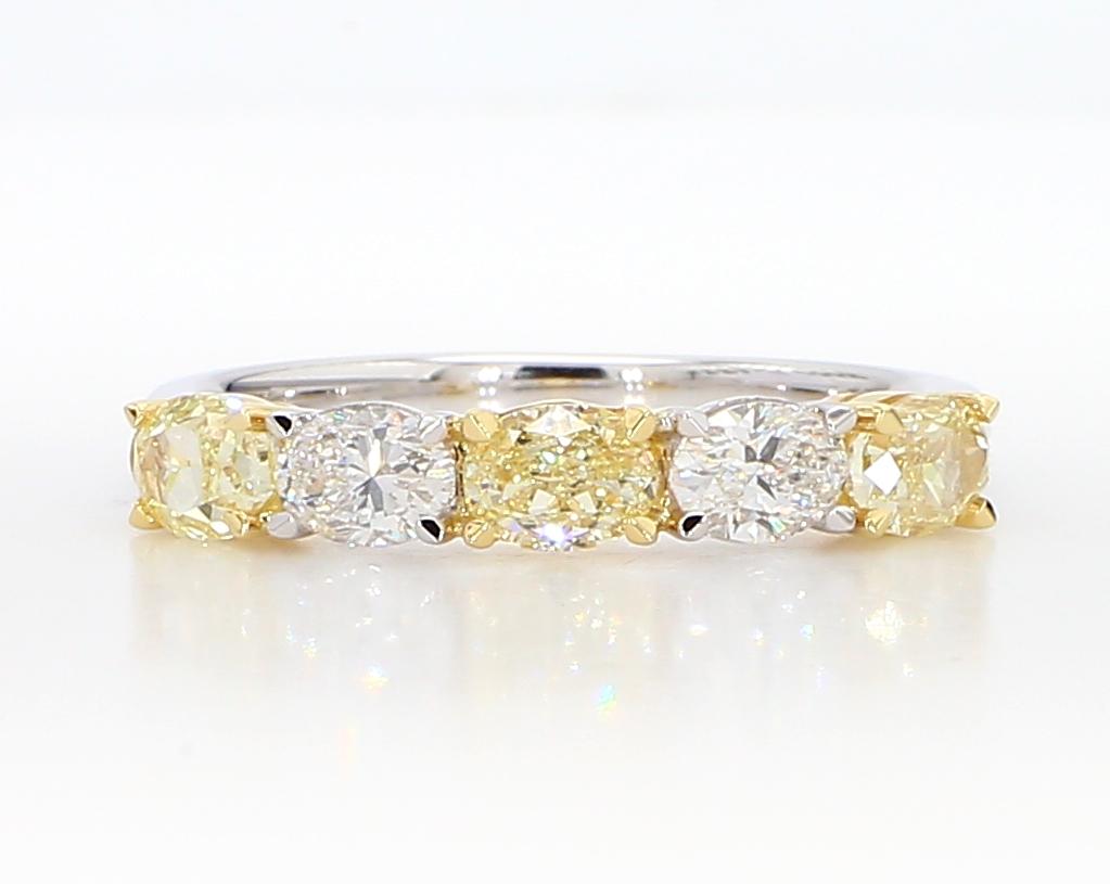 natürlicher gelber ovaler und weißer Diamant 1.11 Karat TW Gold Ehering im Angebot 3