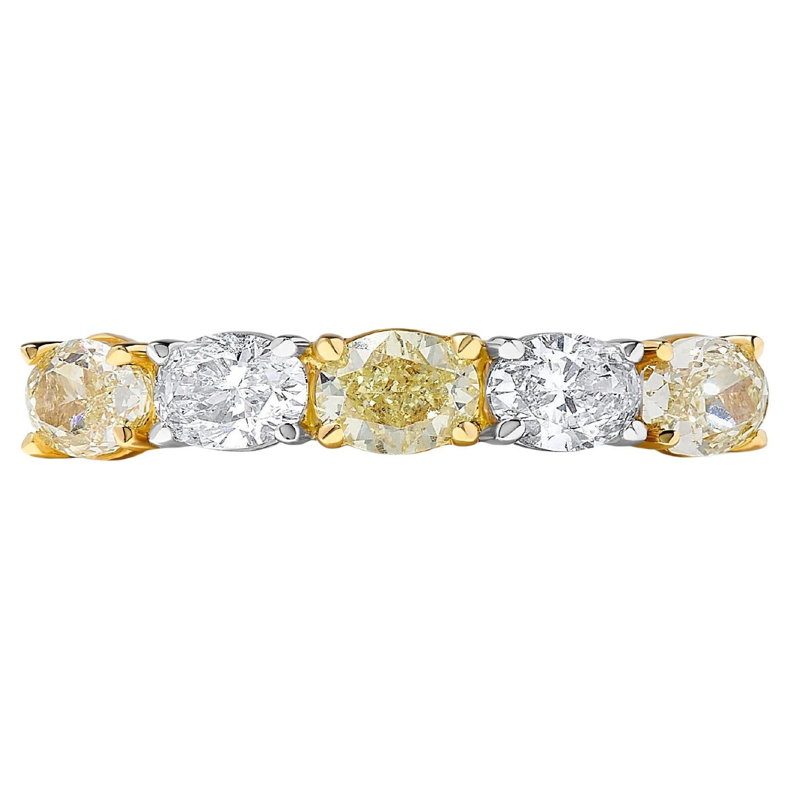 natürlicher gelber ovaler und weißer Diamant 1.11 Karat TW Gold Ehering im Angebot