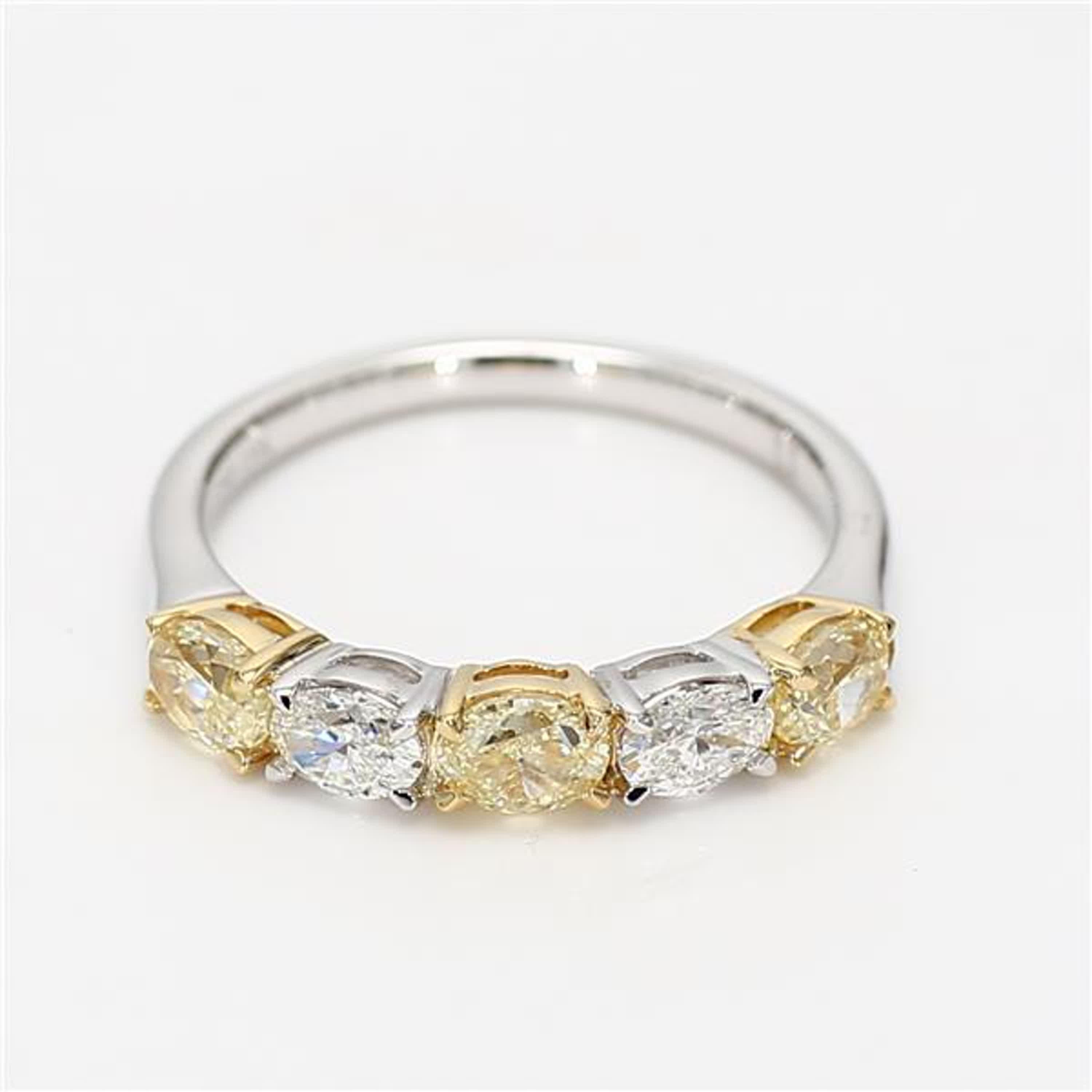 Der klassische Diamantring von RareGemWorld. Eingefasst in eine wunderschöne Fassung aus 18 Karat Gelb- und Weißgold mit natürlichen gelben Diamanten im Ovalschliff, ergänzt durch natürliche weiße Diamanten im Ovalschliff. Dieser Ring wird Sie