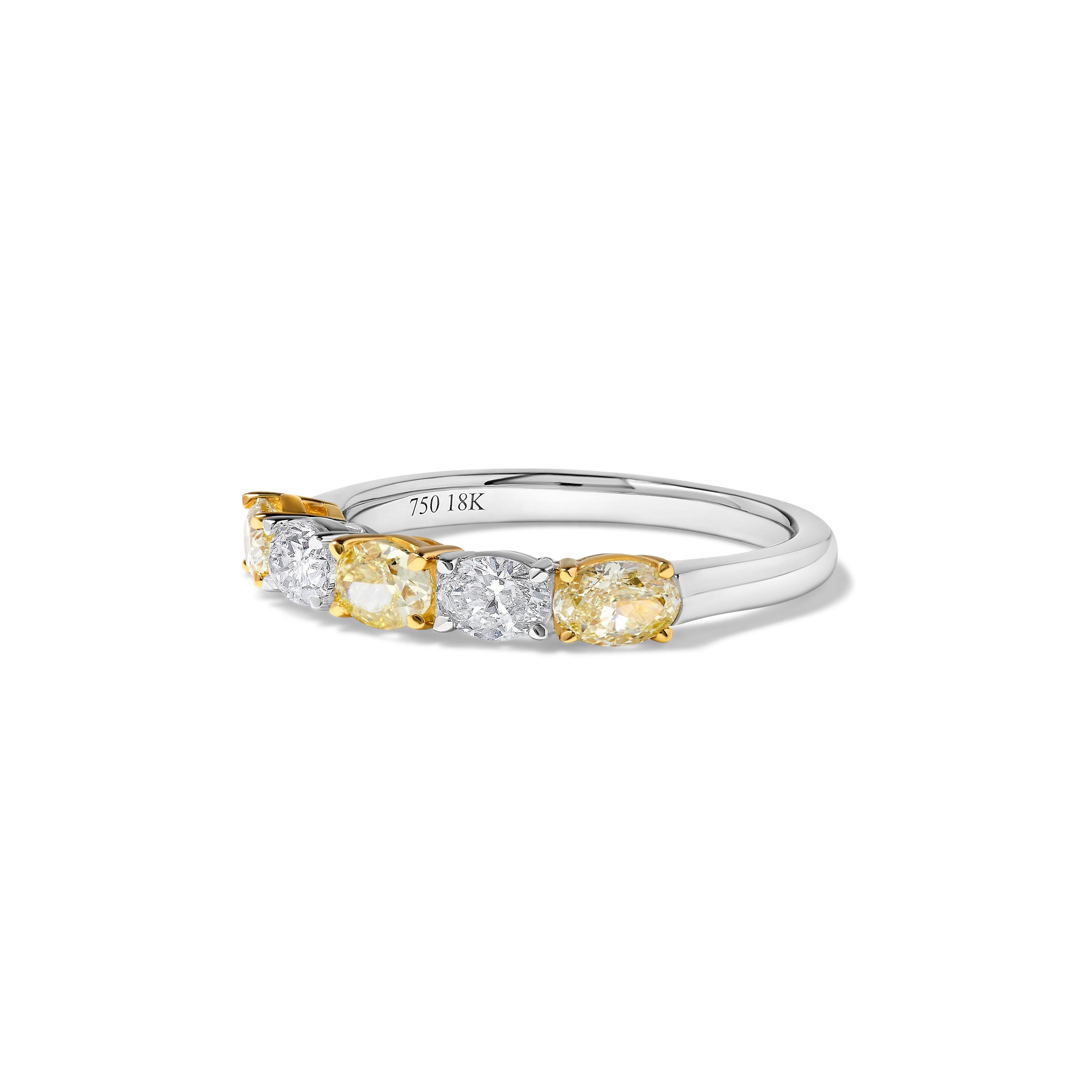 Precioso anillo de diamantes de RareGemWorld. Montada en un precioso engaste de oro amarillo y blanco de 18 quilates con diamantes amarillos naturales de talla ovalada complementados con diamantes blancos naturales de talla ovalada. Este anillo