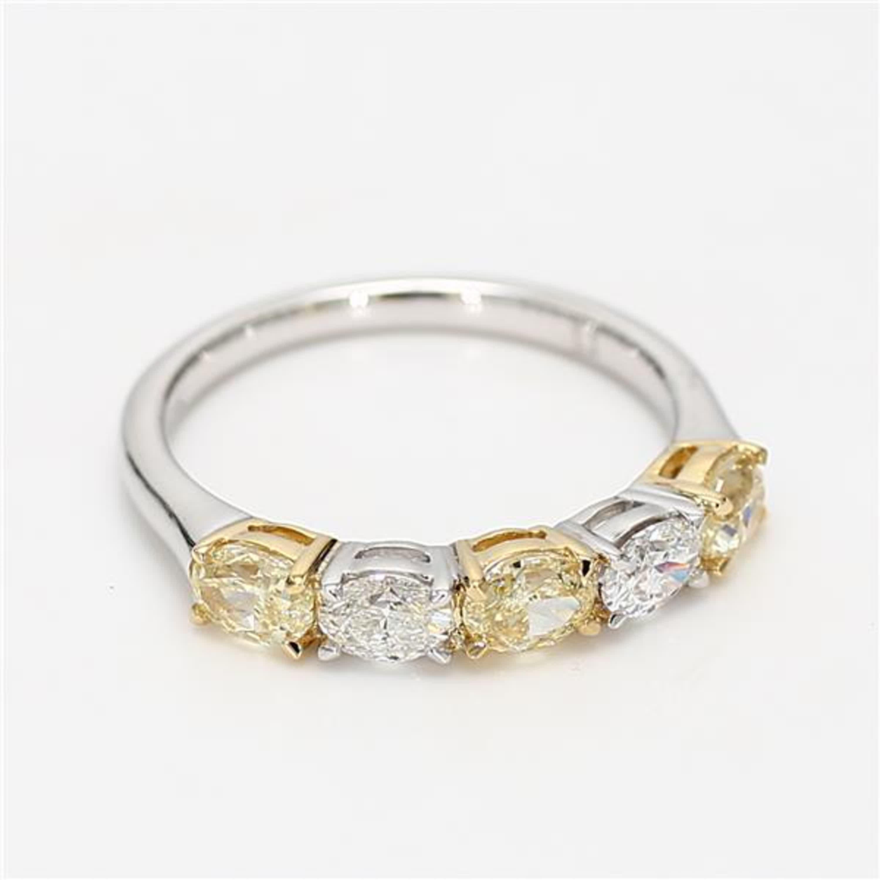 natürlicher gelber ovaler und weißer Diamant 1.17 Karat TW Gold Ehering Damen im Angebot