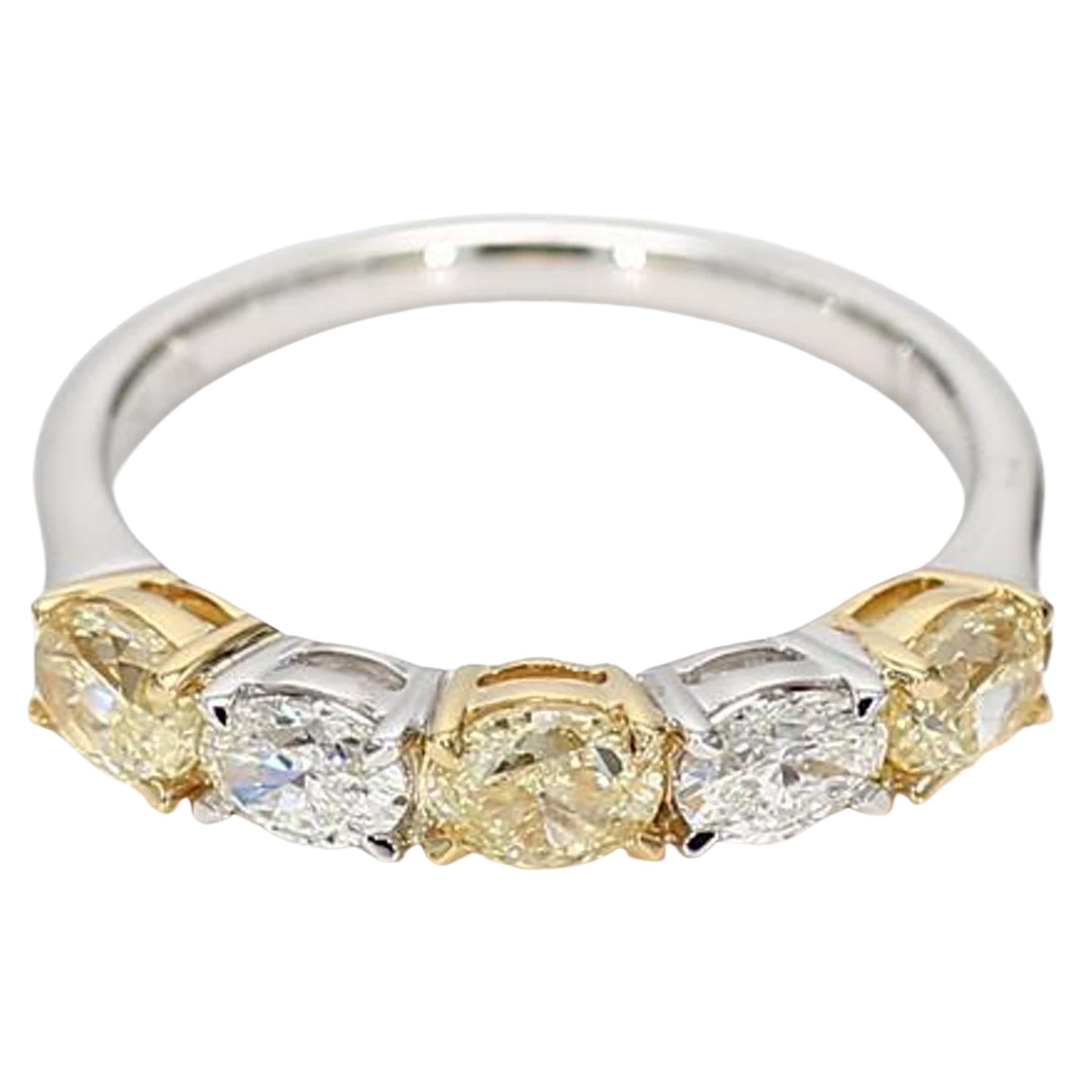 natürlicher gelber ovaler und weißer Diamant 1.17 Karat TW Gold Ehering im Angebot