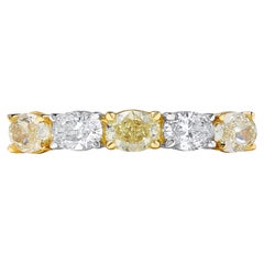 Alianza de boda en oro amarillo natural ovalado y diamante blanco de 1.17 quilates TW