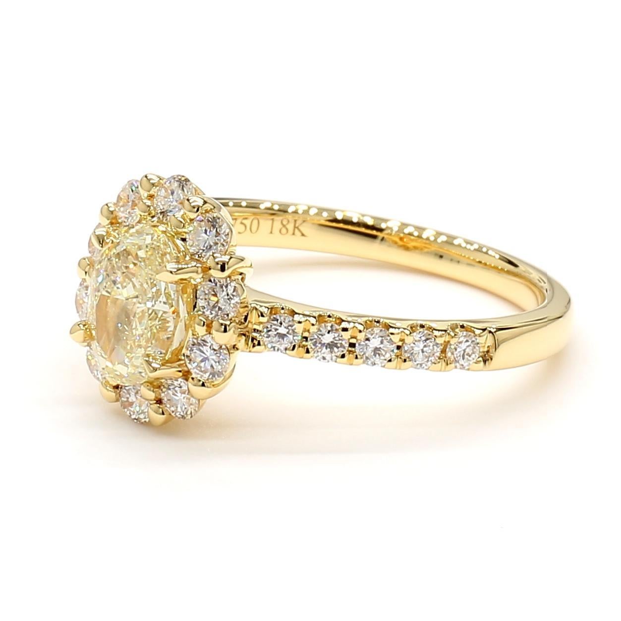 Precioso anillo de diamantes de RareGemWorld. Montada en un precioso engaste de Platino y Oro Amarillo de 18 quilates con un diamante amarillo natural de talla oval. El diamante amarillo está rodeado de melee diamante blanco natural redondo. Este