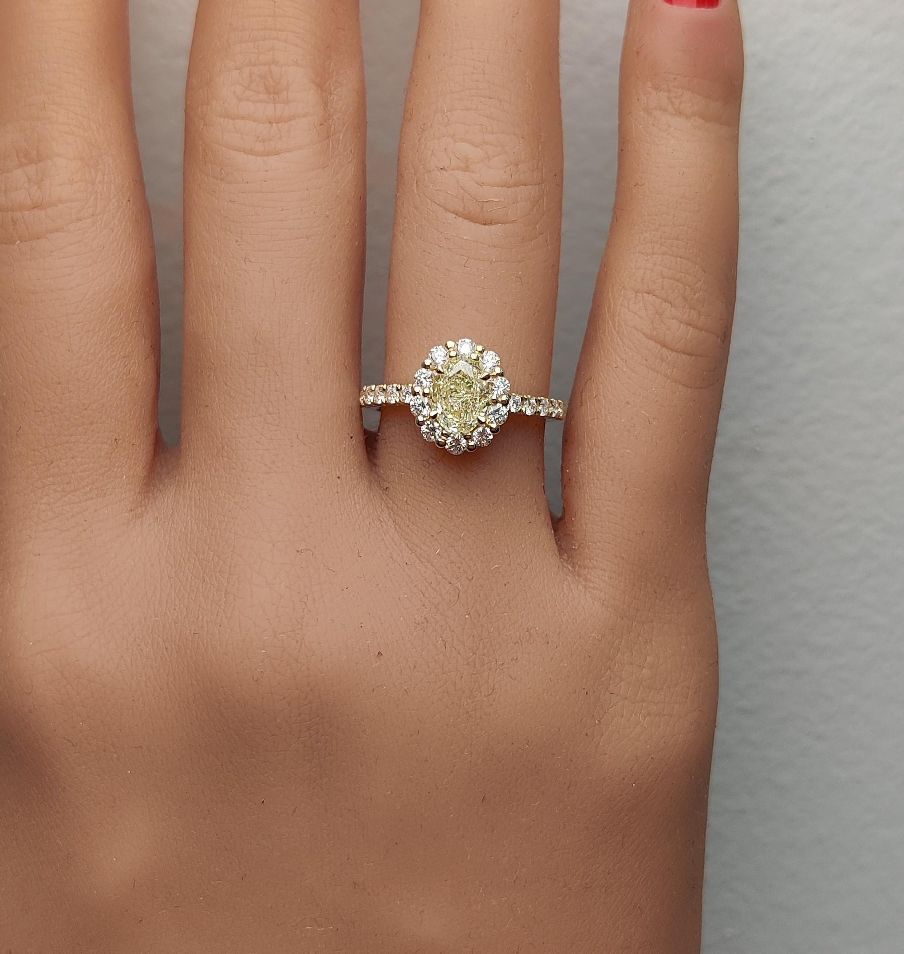 Anillo de cóctel de oro amarillo de 1,25 quilates TW, ovalado natural amarillo y diamante blanco en Nuevo estado para la venta en New York, NY