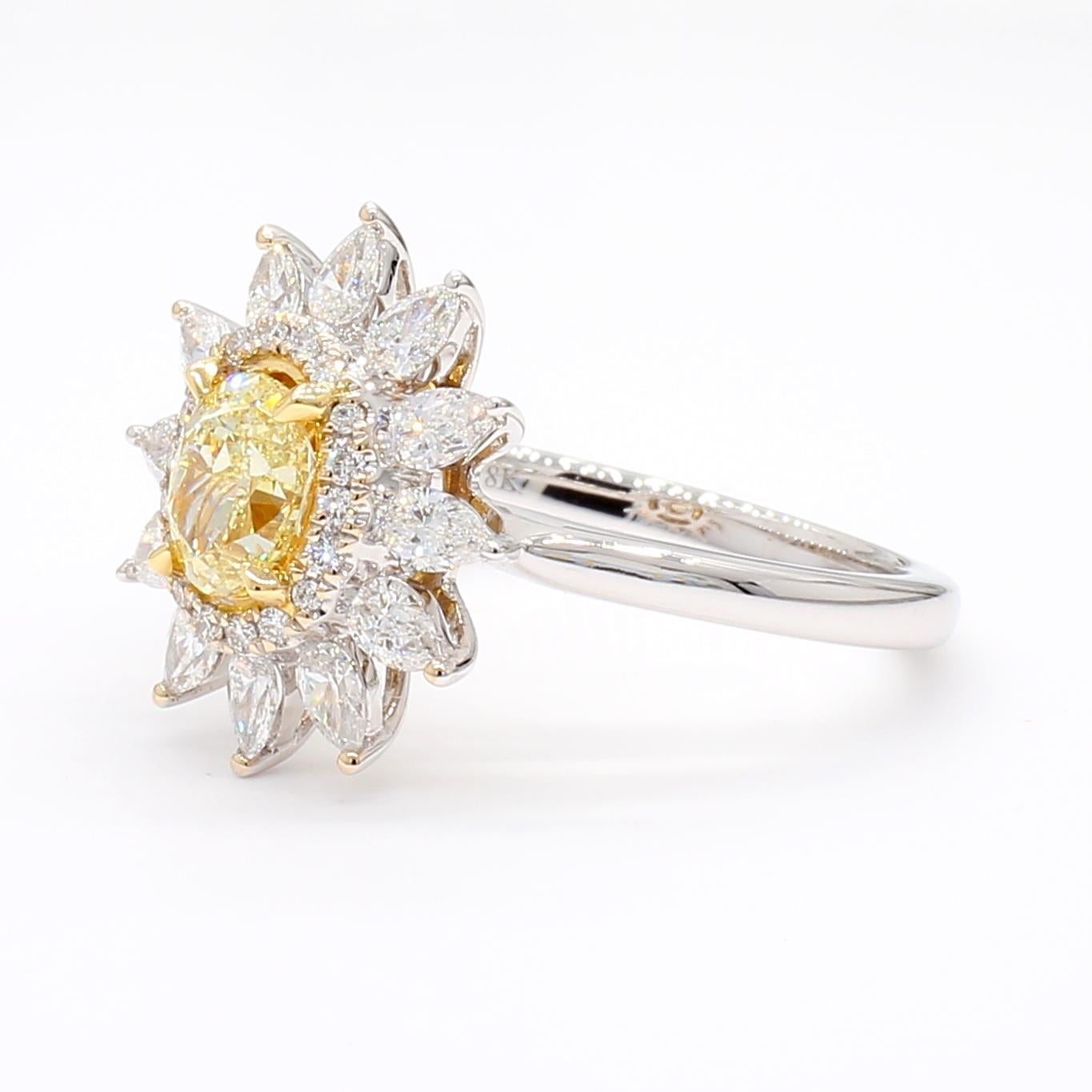 La magnifique bague en diamant de Raregemworld. Monté dans une belle monture en or jaune et blanc 18 carats avec un diamant jaune naturel de taille ovale. Le diamant jaune est entouré de diamants blancs naturels taillés en poire et de diamants