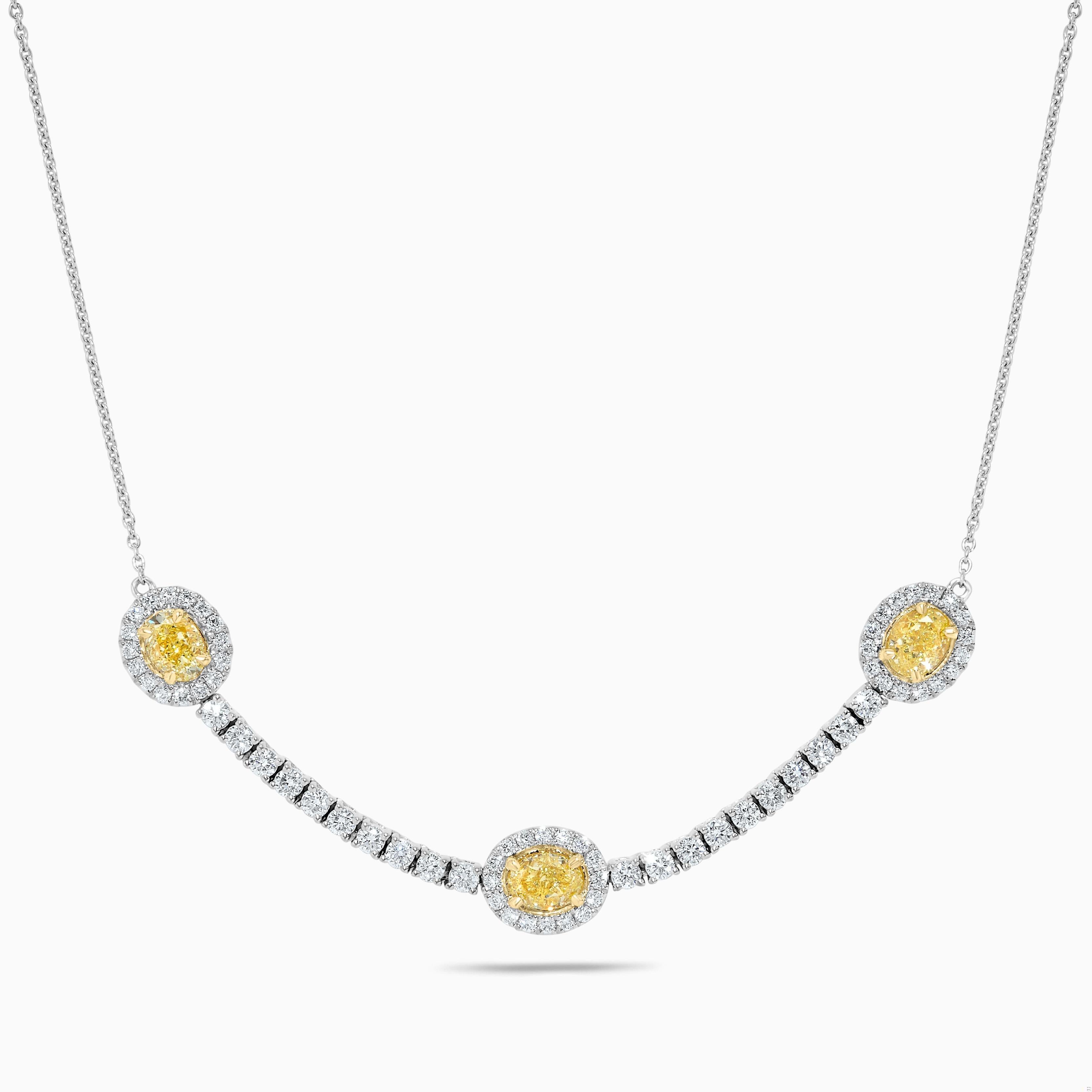 Le magnifique collier de diamants de Raregemworld. Monté dans une belle monture en or jaune et blanc 18 carats avec un diamant jaune naturel de taille ovale. Le diamant jaune est entouré de petits diamants ronds naturels blancs ainsi que de diamants