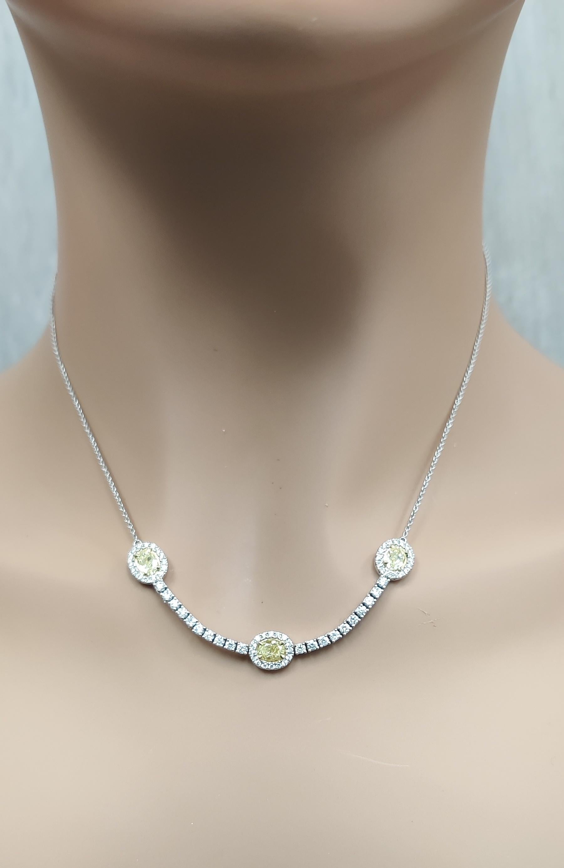 Natürlicher gelber ovaler und weißer Diamant 2.45 Karat TW Gold-Tropfen-Halskette im Zustand „Neu“ im Angebot in New York, NY