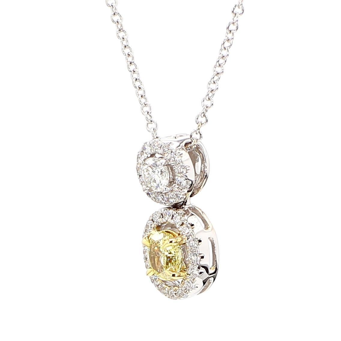 Il bellissimo ciondolo con diamante di RareGemworld. Montato in una splendida montatura in oro giallo e bianco 18 carati con un diamante giallo naturale di taglio ovale. Il diamante giallo è circondato da un diamante bianco rotondo naturale. Questo
