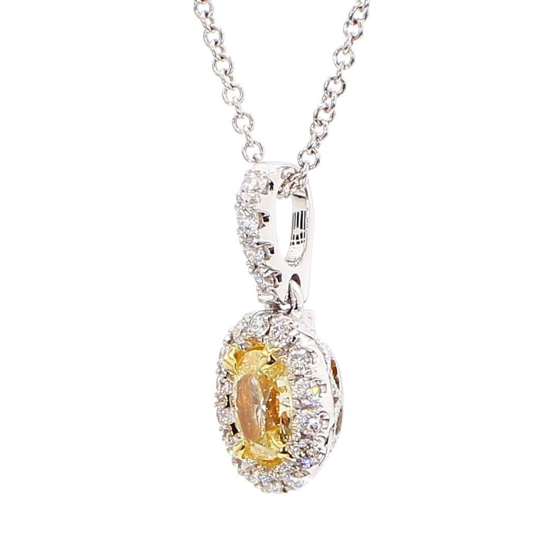 Le pendentif classique en diamant de Raregemworld. Monté dans une belle monture en or jaune et blanc 18 carats avec un diamant jaune naturel de taille ovale. Le diamant jaune est entouré d'une mêlée de diamants blancs ronds naturels. Ce pendentif