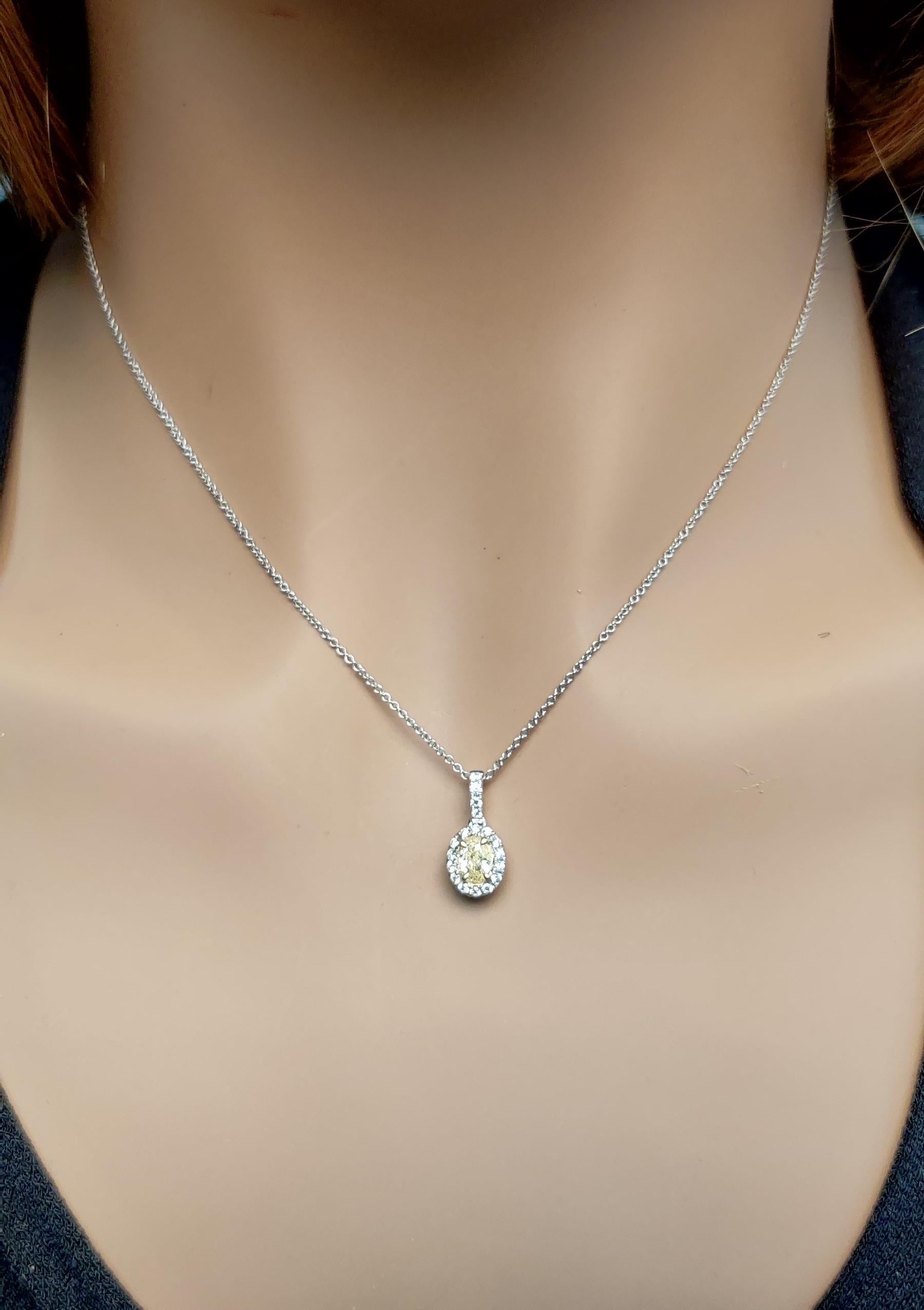 Pendentif en or jaune naturel ovale de 0.49 carat poids total Neuf - En vente à New York, NY