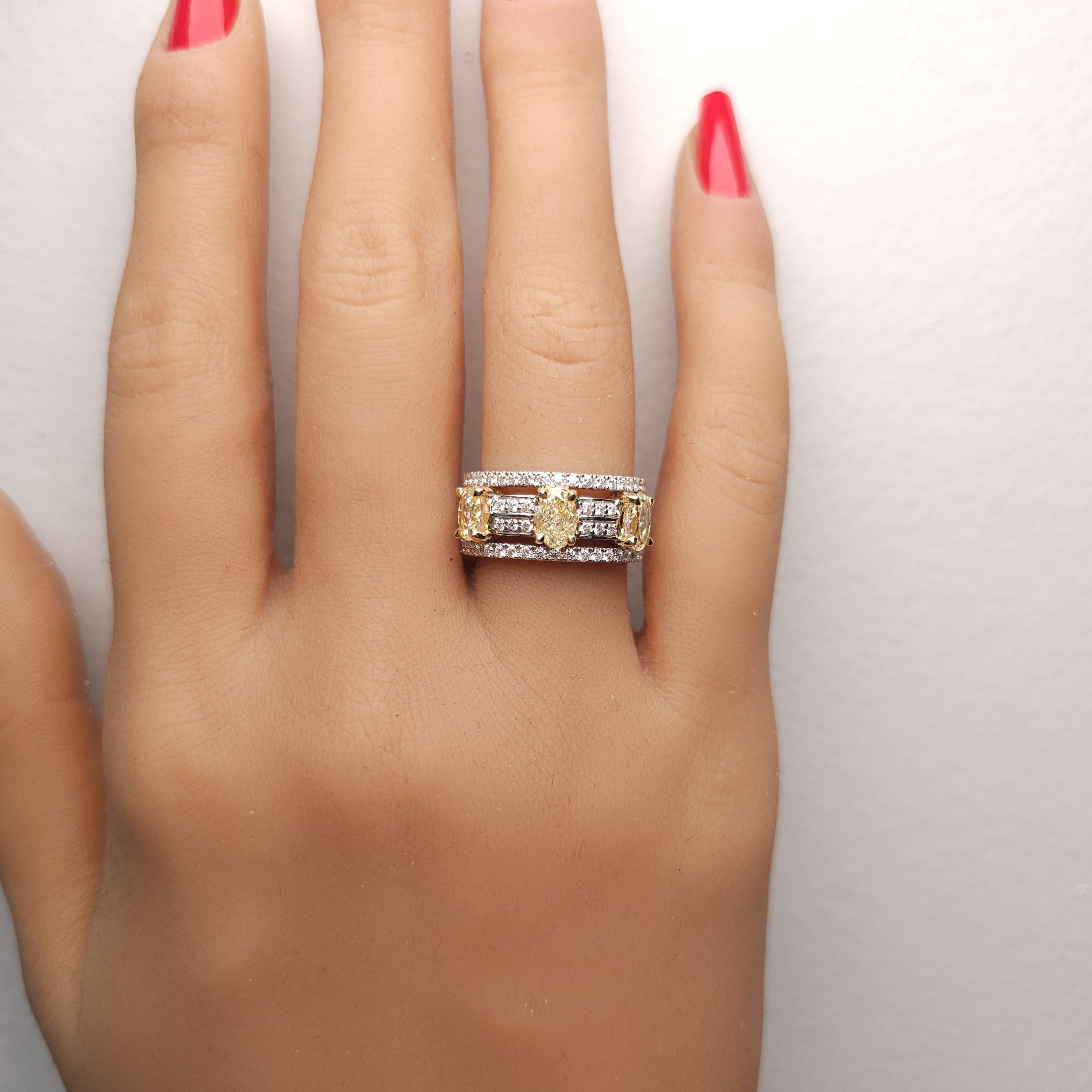 Bague de cocktail à 3 pierres en or avec diamant ovale naturel jaune de 2,13 carats TW Neuf - En vente à New York, NY