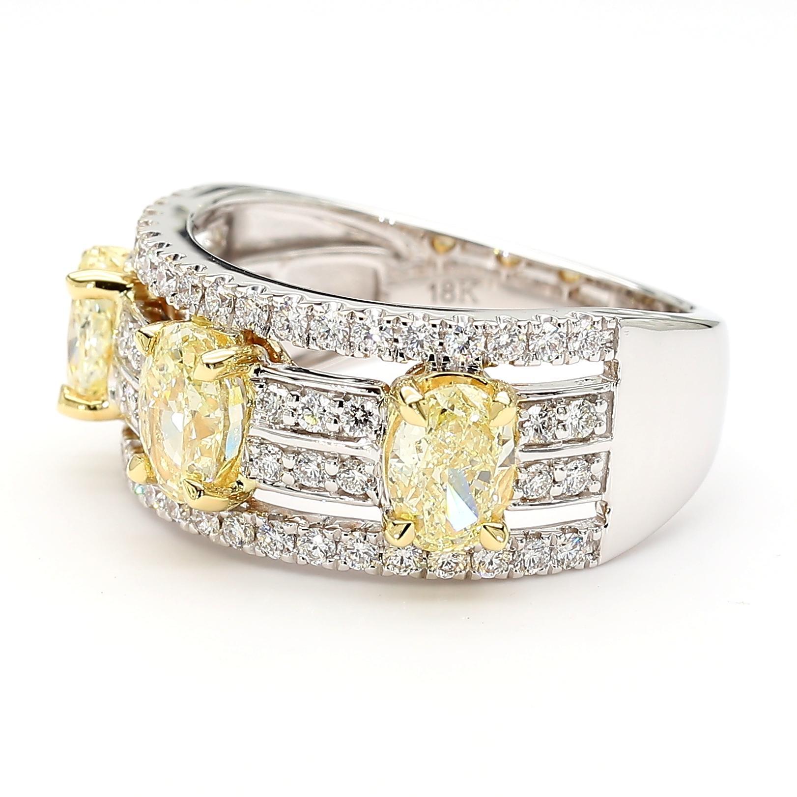 La magnifique bague en diamant de Raregemworld. Monté dans une belle monture en or jaune et blanc 18 carats avec des diamants jaunes naturels de taille ovale. Les diamants jaunes sont entourés de petits diamants blancs ronds naturels en méli-mélo.