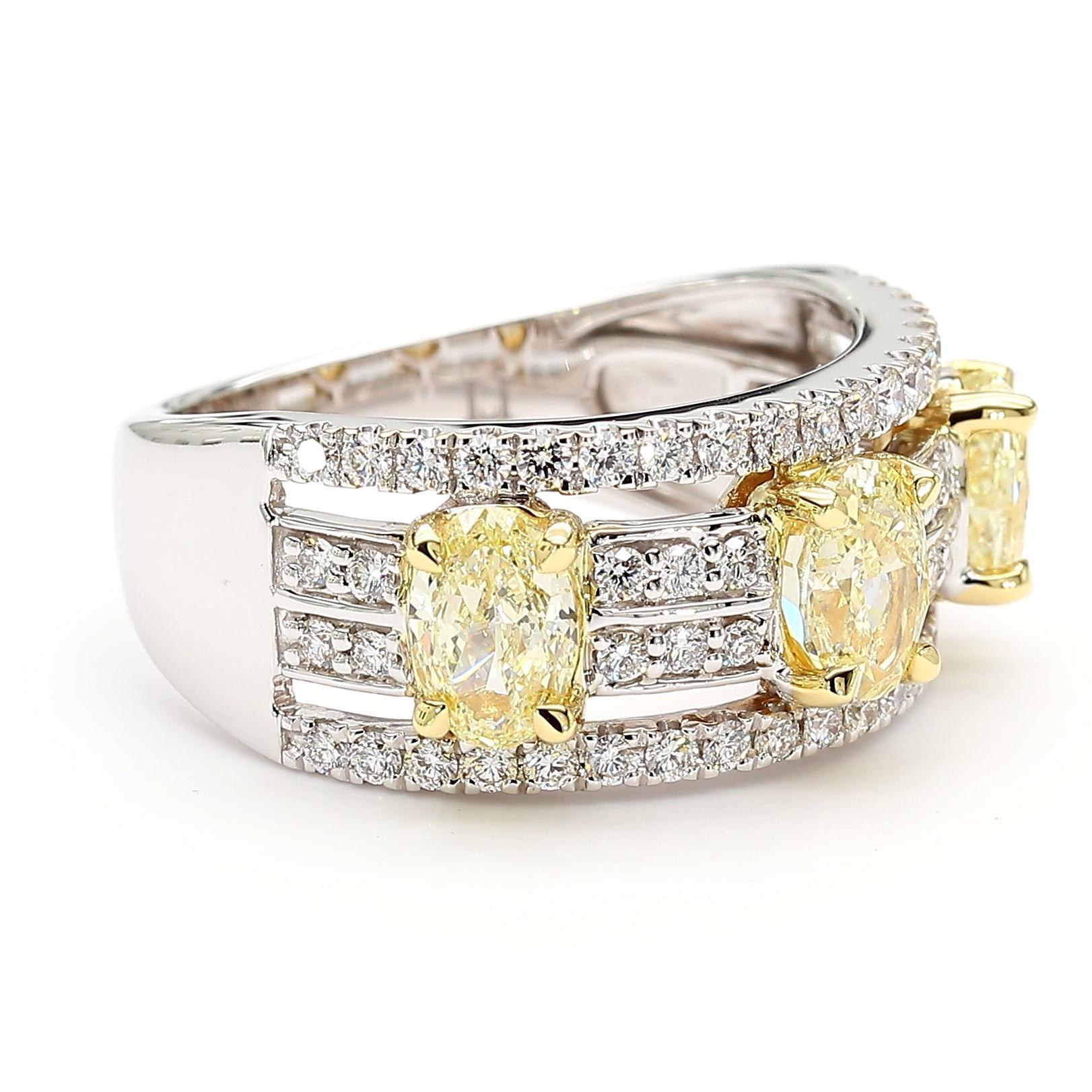 Taille ovale Bague de cocktail à 3 pierres en or avec diamant ovale naturel jaune de 2,14 carats TW en vente