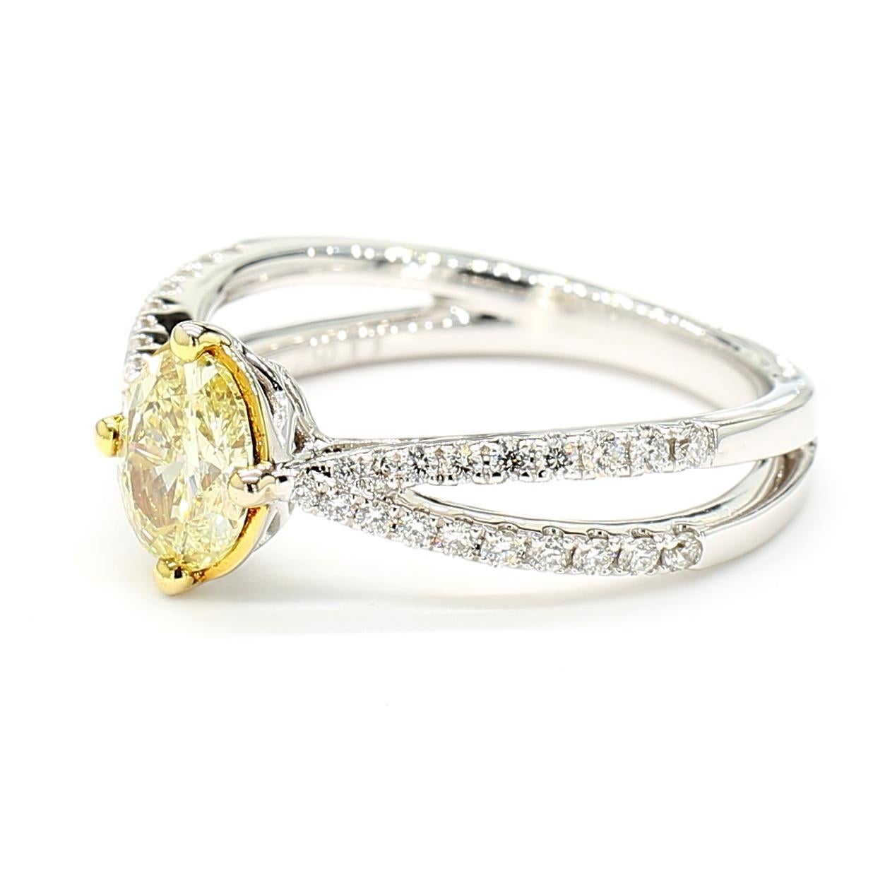 La magnifique bague en diamant de Raregemworld. Monté dans une belle monture en or jaune et blanc 18 carats avec un diamant jaune naturel de taille ovale. Le diamant jaune est entouré d'une mêlée de diamants blancs ronds naturels. Cette bague est