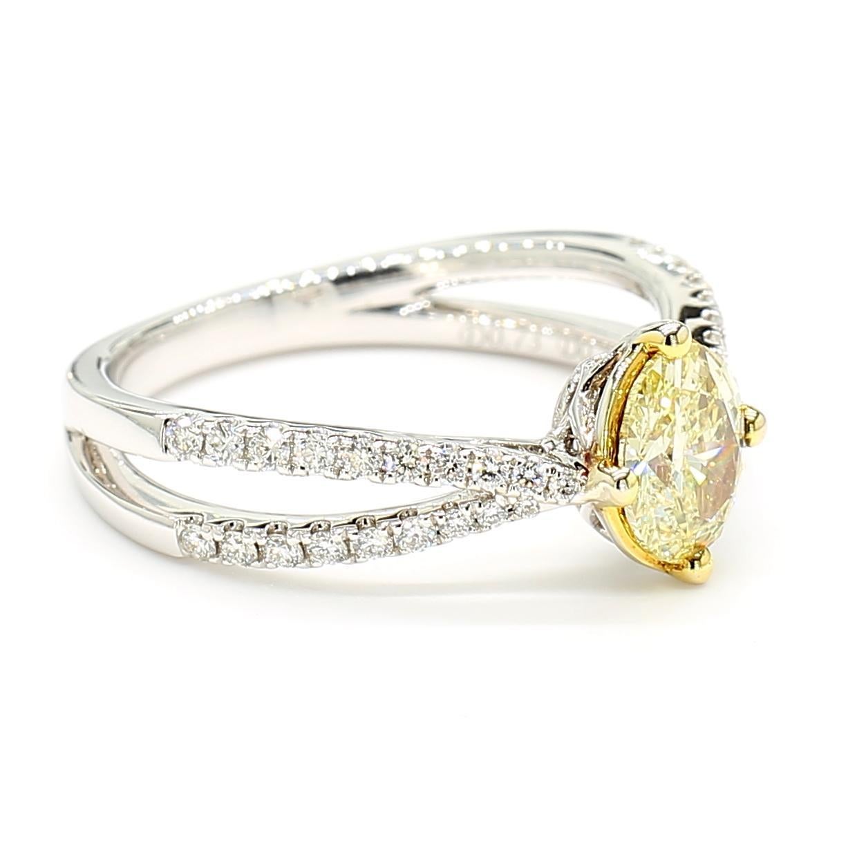 Taille ovale Bague de cocktail en or avec diamant ovale jaune naturel de 0,99 carat TW en vente