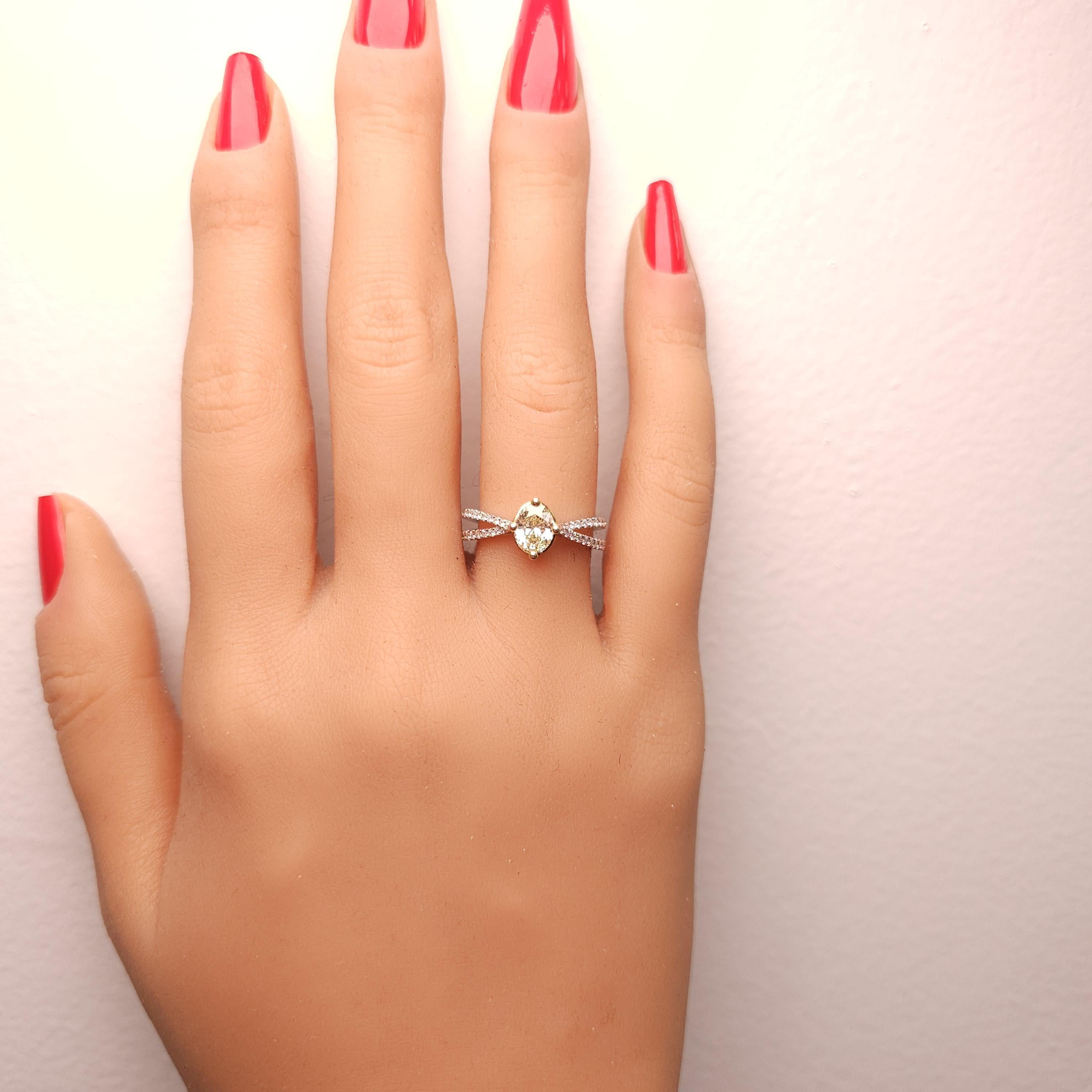 Bague de cocktail en or avec diamant ovale jaune naturel de 0,99 carat TW Neuf - En vente à New York, NY