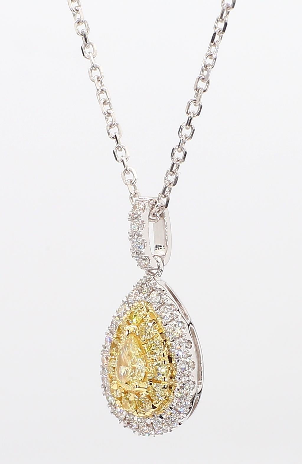 Le pendentif classique en diamant de Raregemworld. Monté dans une belle monture en or jaune et blanc 18 carats avec un diamant jaune naturel taille poire. Le diamant jaune est entouré d'une petite mêlée de diamants blancs ronds naturels et d'une