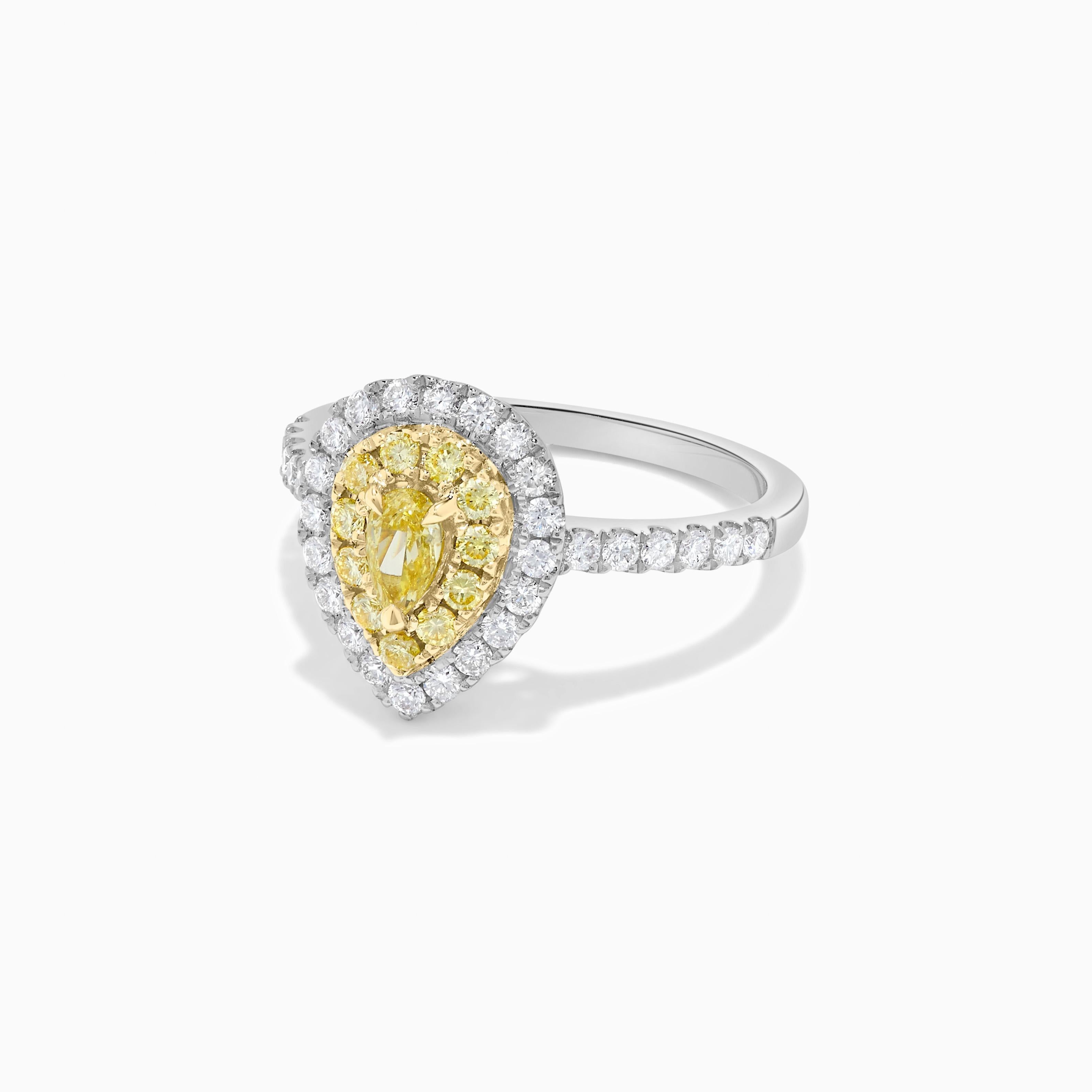 Il bellissimo anello di diamanti di Raregemworld. Montato in una splendida montatura in oro 18 carati e platino con un diamante giallo naturale taglio pera. Il diamante giallo è circondato da un diamante bianco naturale rotondo e da un diamante