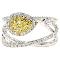 Anello da cocktail in oro con diamante giallo naturale a pera da 0.75 carati Tw